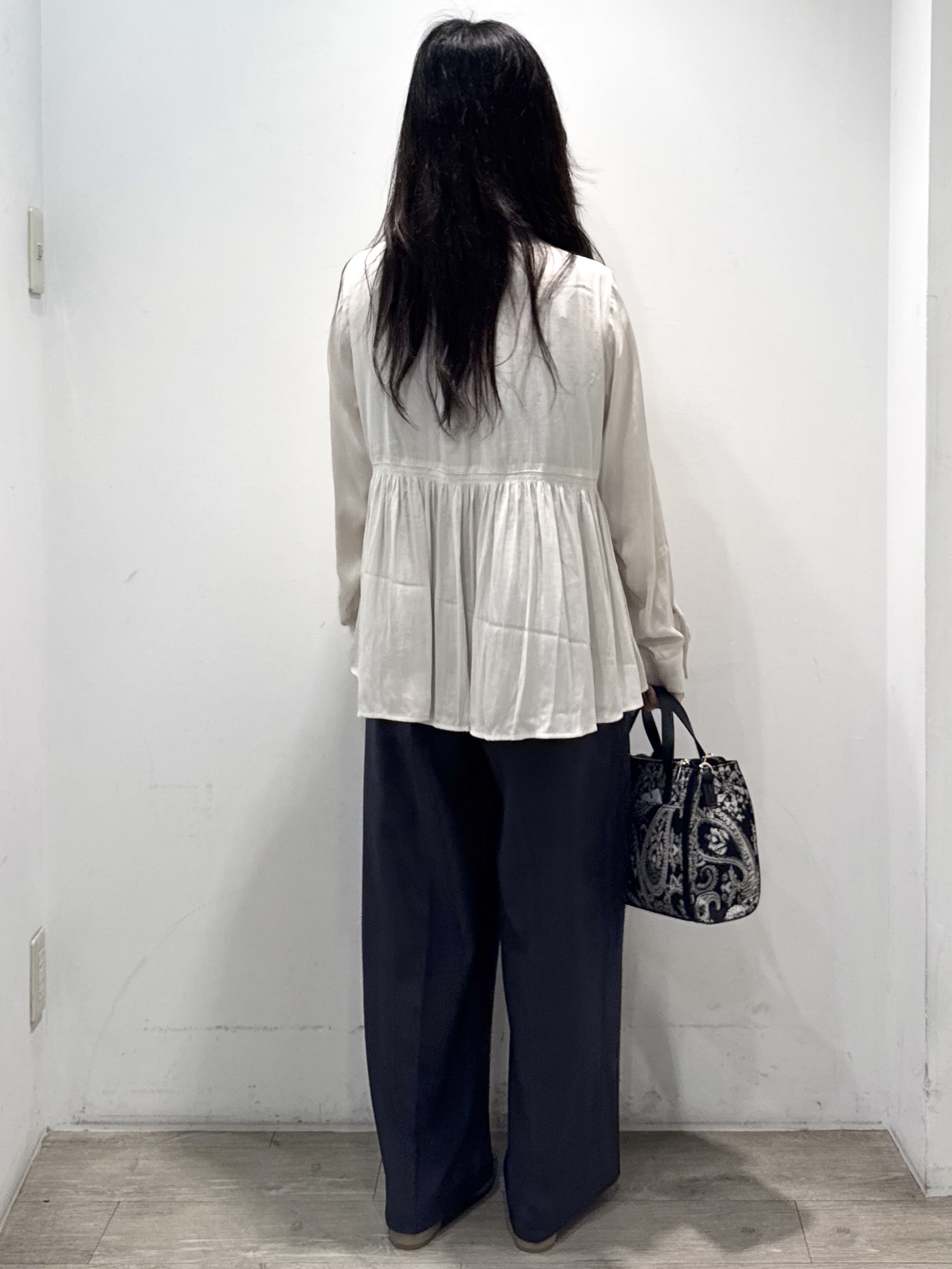 yuicciさんの「OPAQUE.CLIP｜ヴィンテージサテン ペプラムブラウス【洗濯機OK】」を使ったコーディネート
