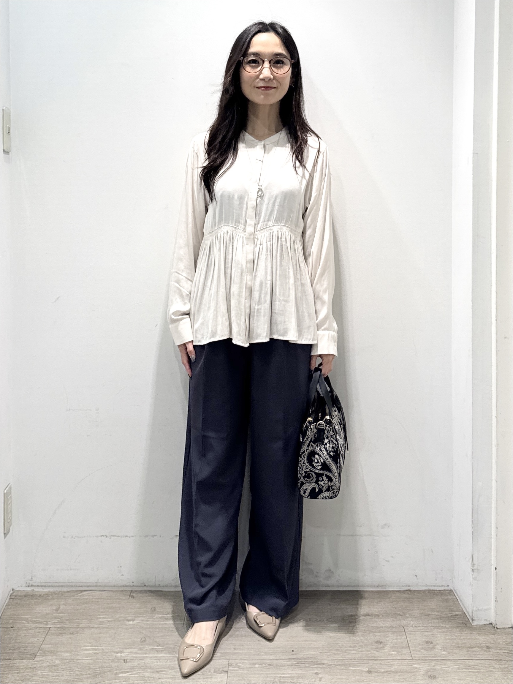 yuicciさんの「OPAQUE.CLIP｜ヴィンテージサテン ペプラムブラウス【洗濯機OK】」を使ったコーディネート