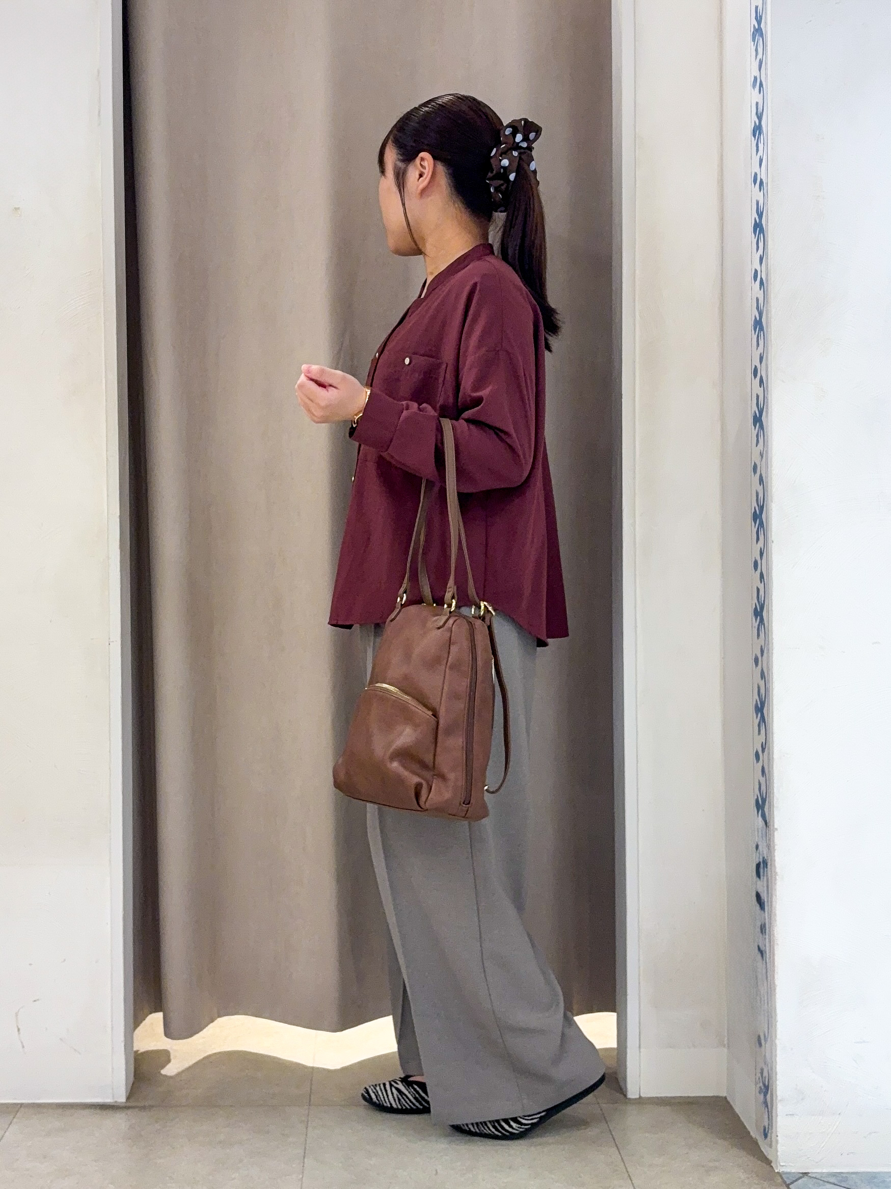 SO(R)Aさんの「SHOO･LA･RUE｜【洗濯後しわになりにくい/S-LL】こなれ見え ゆるっと キーネック金ボタンポケットシャツ」を使ったコーディネート