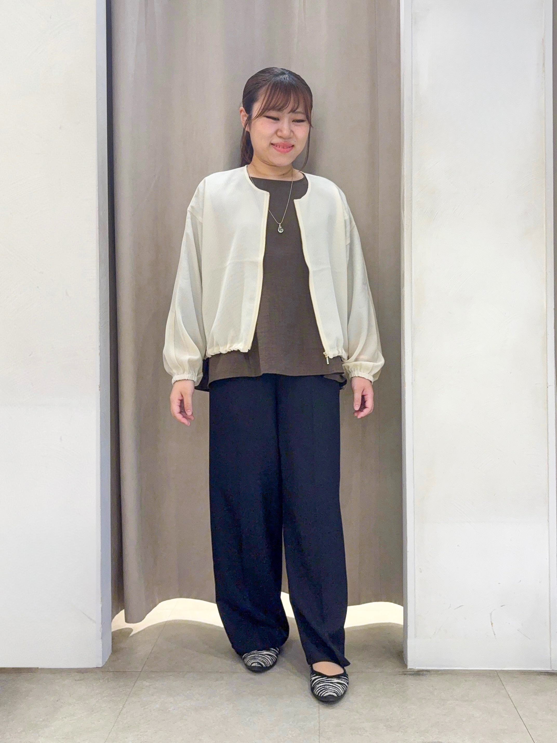 SO(R)Aさんの「SHOO･LA･RUE｜【洗濯後しわになりにくい/S-LL】こなれ見え ゆるっと キーネック金ボタンポケットシャツ」を使ったコーディネート