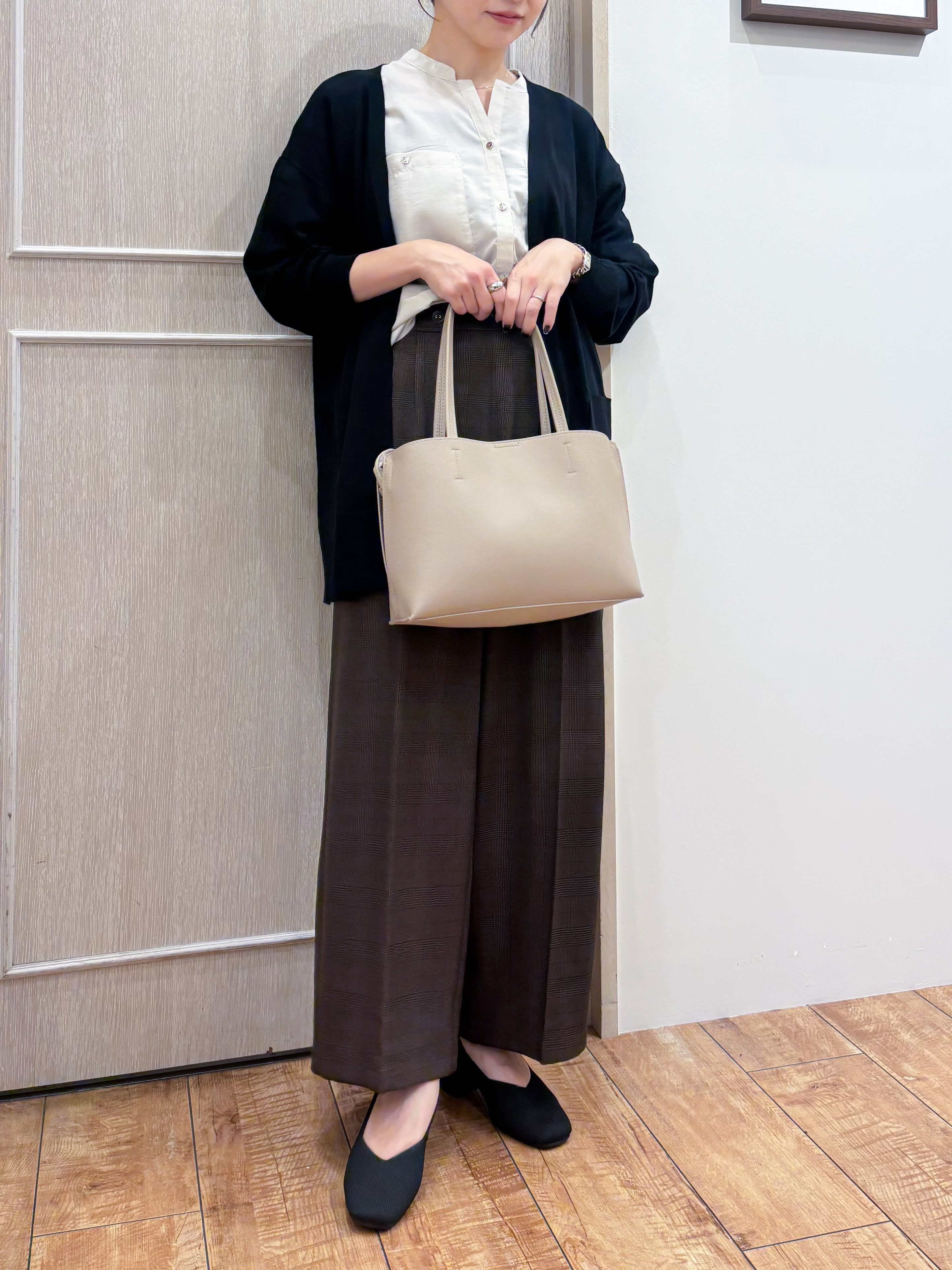 なみさんの「SHOO･LA･RUE｜【体型カバー/洗濯機可/ポケット付き】ゆるシルエット もちもち ボタンレスカーディガン」を使ったコーディネート