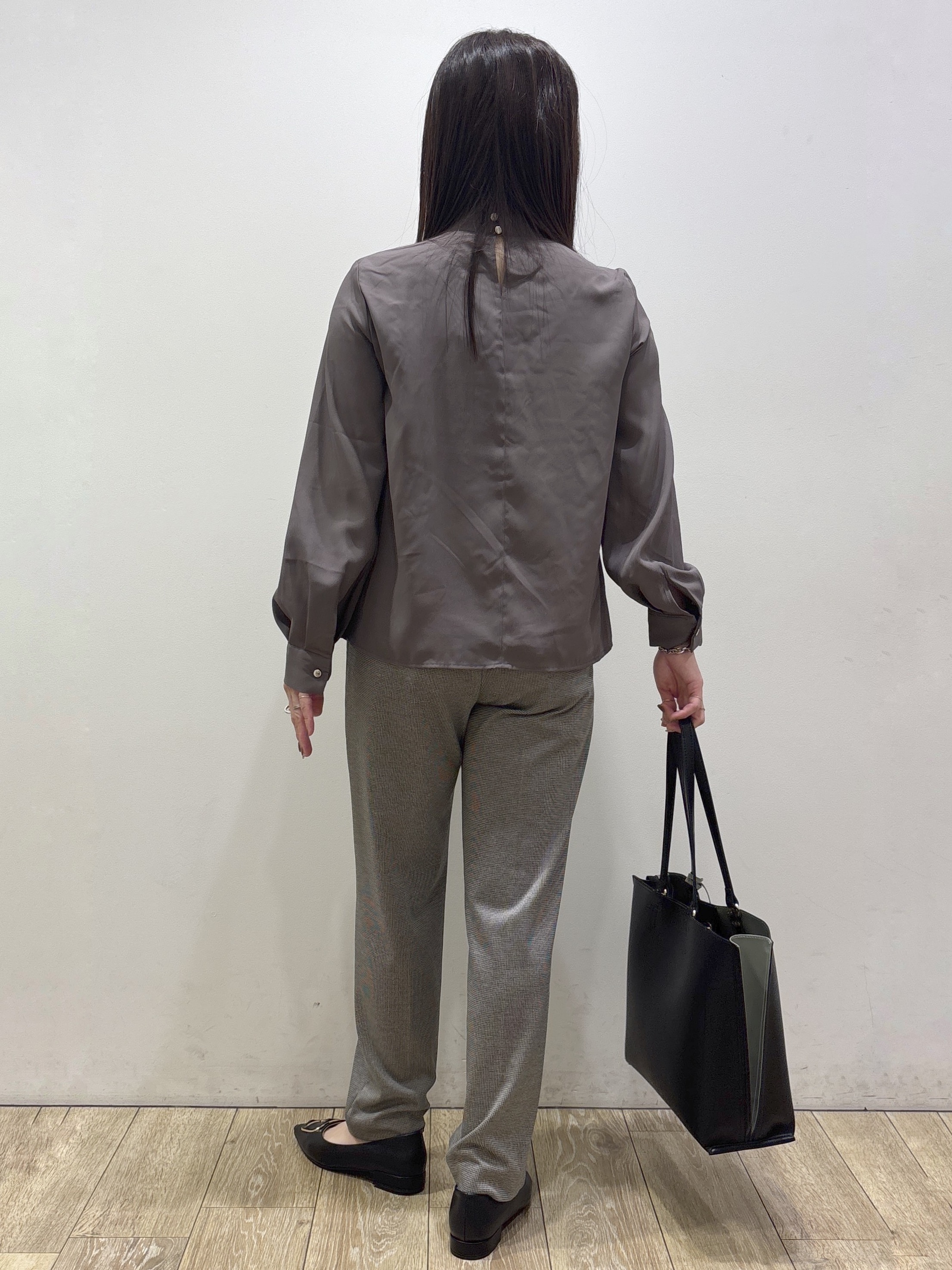 mameさんの「index｜ゴールドモチーフ付きボウタイブラウス【洗濯機OK／イージーアイロン】」を使ったコーディネート