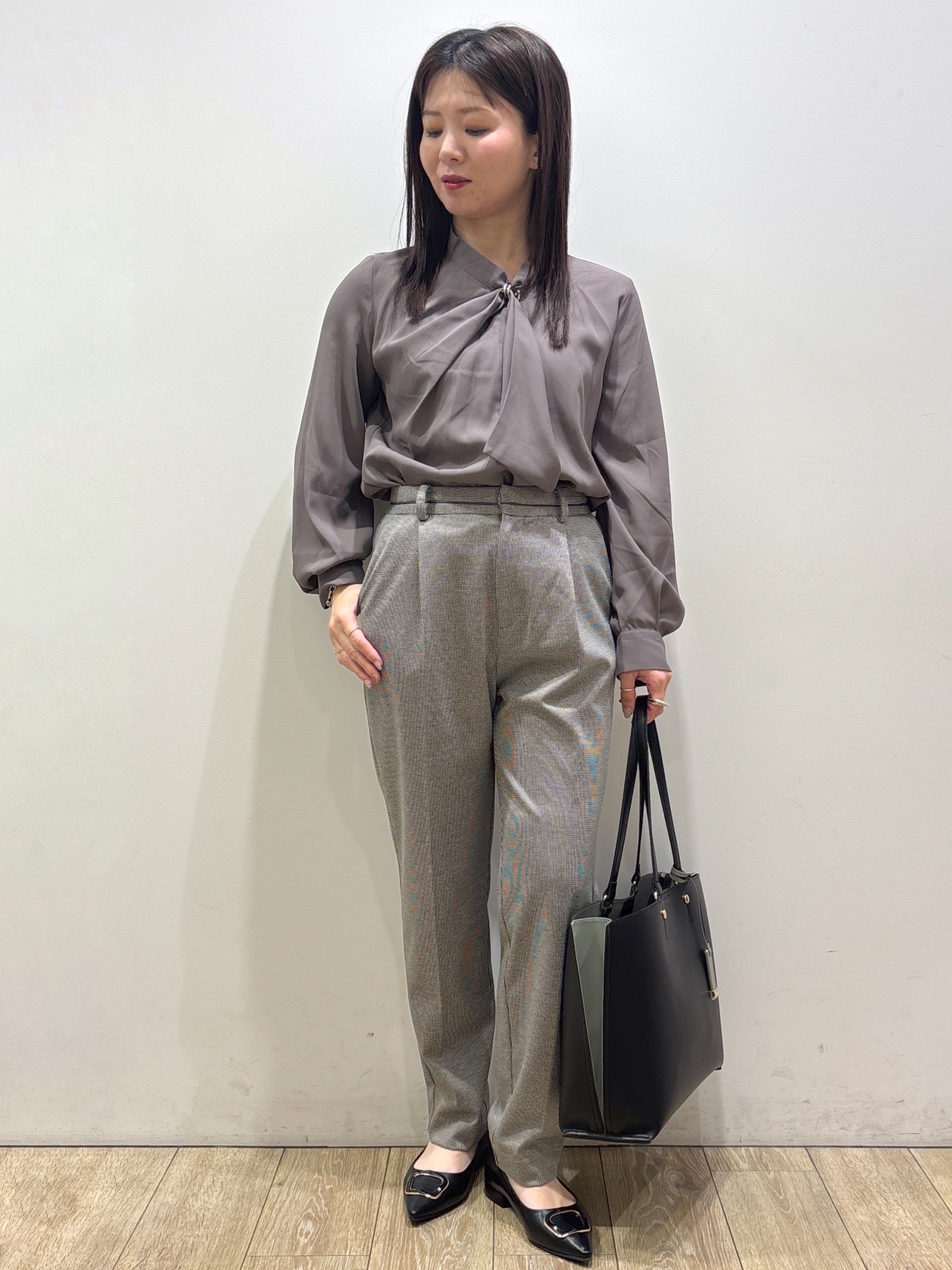 mameさんの「index｜ゴールドモチーフ付きボウタイブラウス【洗濯機OK／イージーアイロン】」を使ったコーディネート