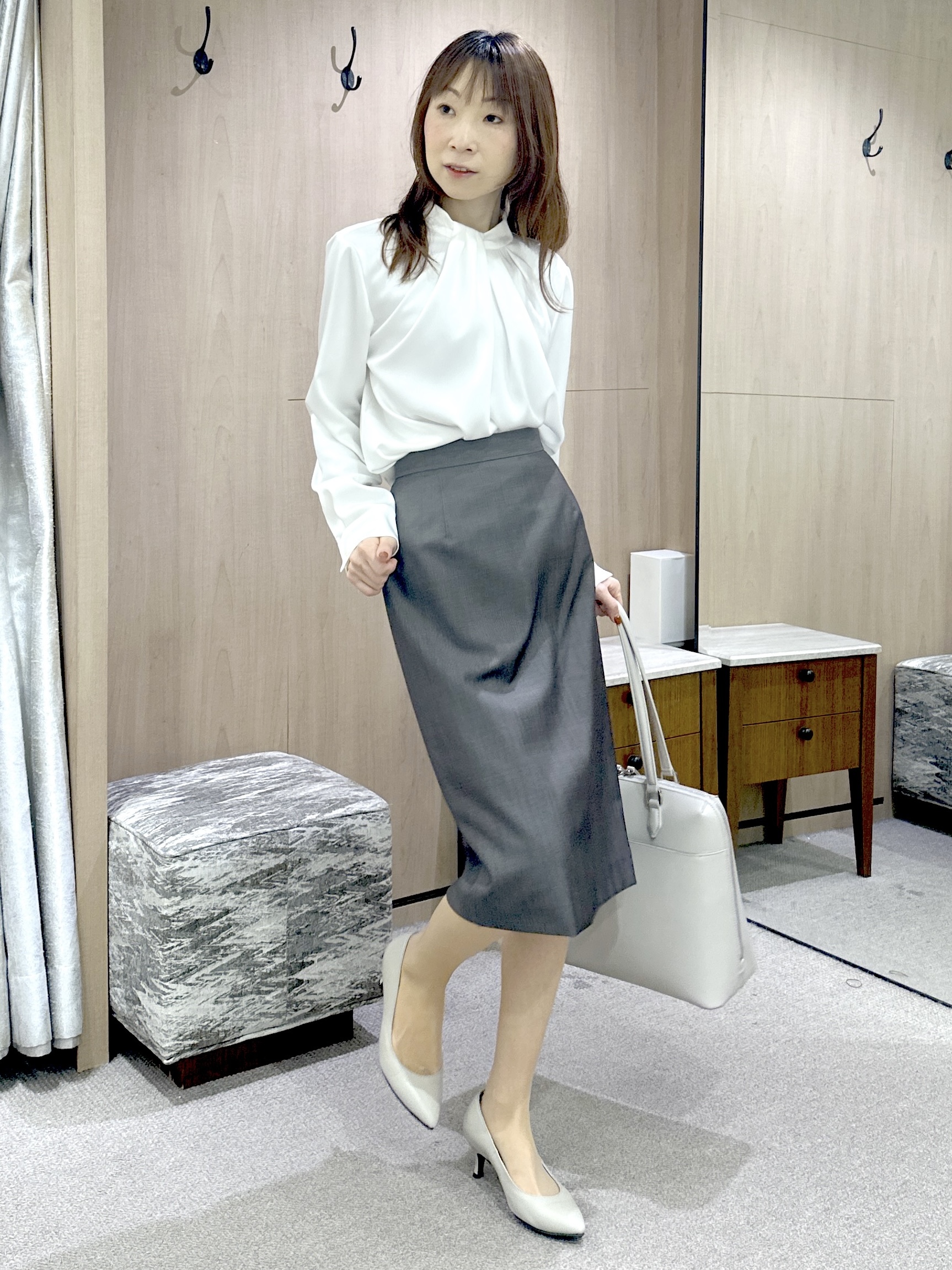 Miwaさんの「UNTITLED｜【きれいめ/お仕事着】サテンドレープブラウス」を使ったコーディネート