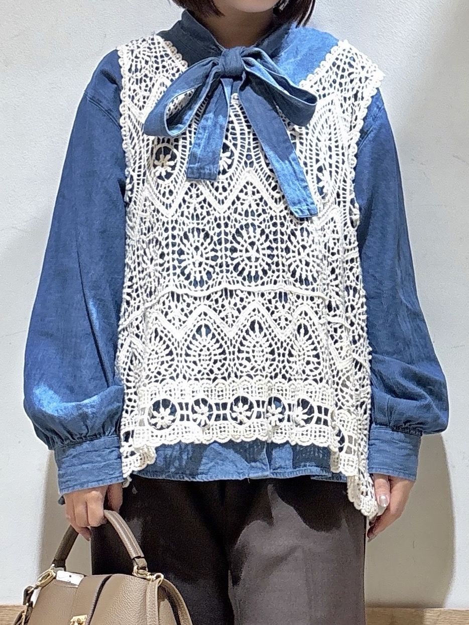 るねさんの「SHOO･LA･RUE｜【2点セット/体型カバー】瞬間レイヤードコーデが完成 クロシェ編みベスト+ロゴT」を使ったコーディネート
