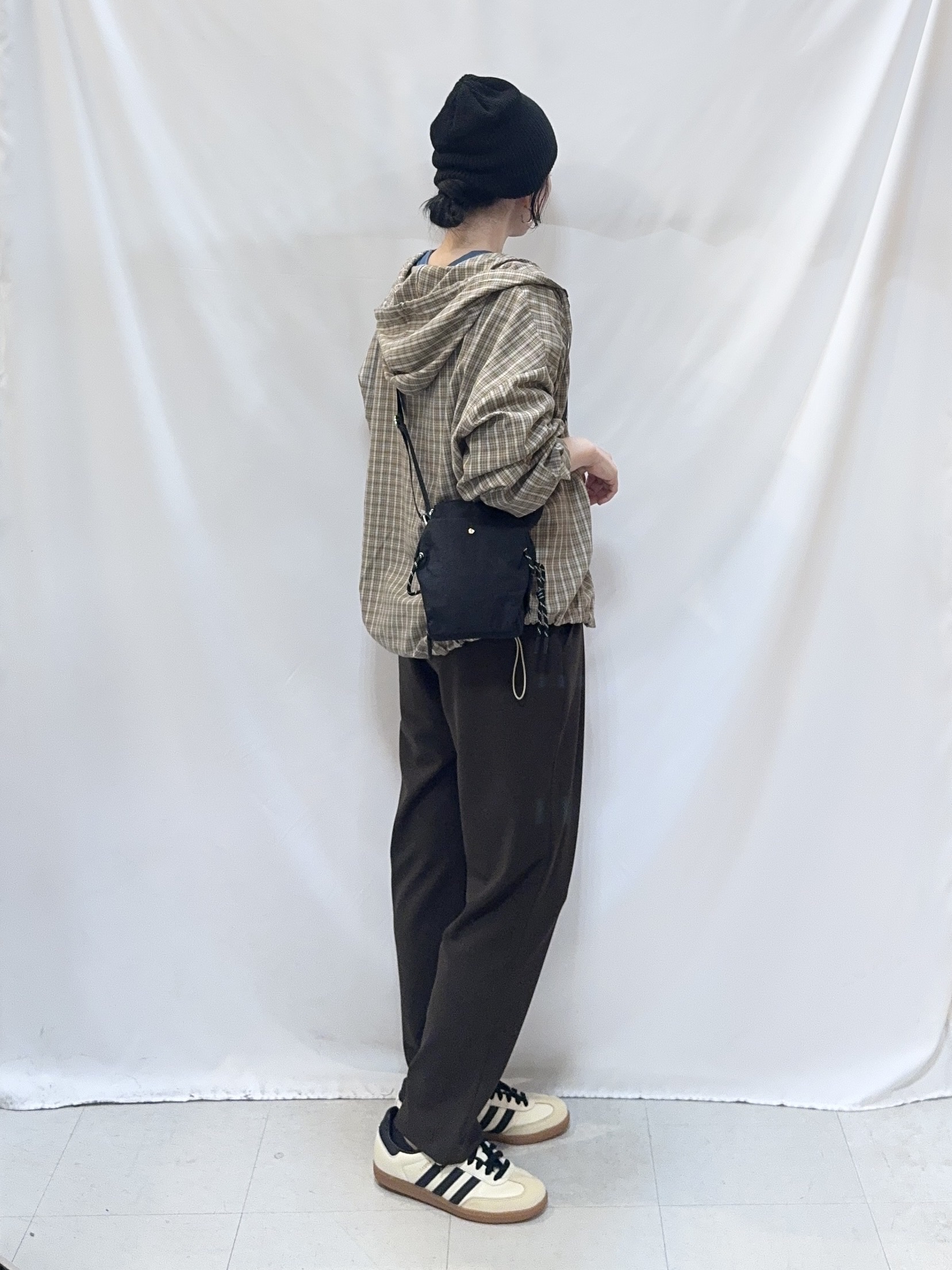 𝐇𝐢𝐫𝐨𝐦𝐢さんの「SHOO･LA･RUE｜【S-LL/洗濯機可】大人カジュアルに。裾ドロスト フードチェックシャツ」を使ったコーディネート