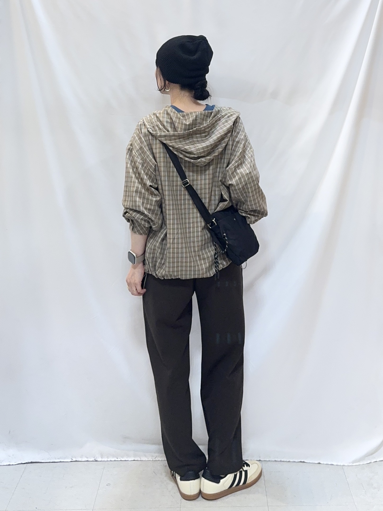 𝐇𝐢𝐫𝐨𝐦𝐢さんの「SHOO･LA･RUE｜【S-LL/洗濯機可】大人カジュアルに。裾ドロスト フードチェックシャツ」を使ったコーディネート