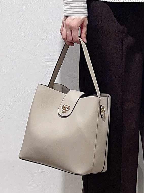 HITOMIさんの「grove｜【2点セット/時短・着回し】着るだけでコーデが完成 ニットベスト&times;シャツ」を使ったコーディネート