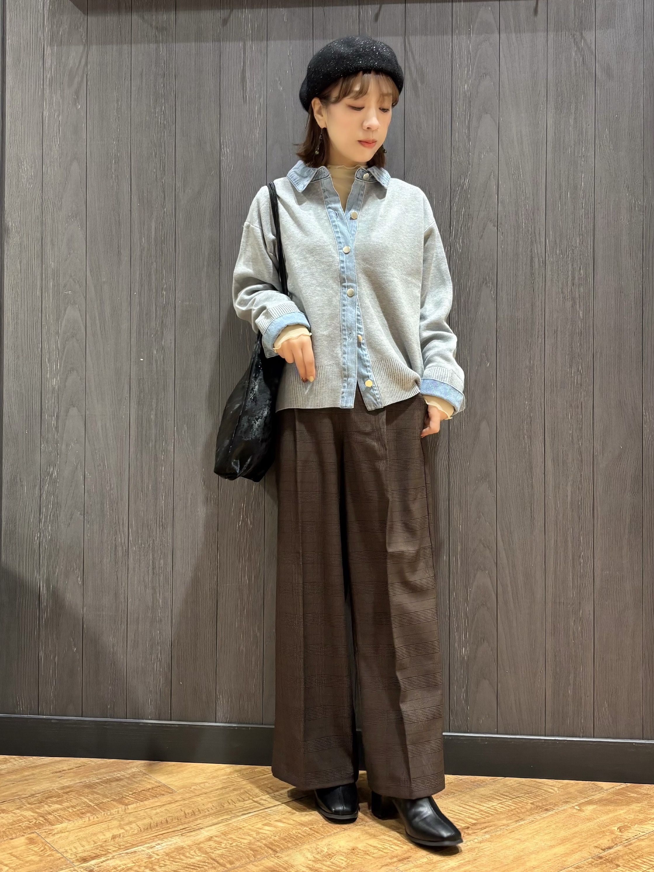 meiさんの「SHOO･LA･RUE｜【S-LL/洗濯機可】デニム／チェック切替でこなれ見え 金ボタンニットカーディガン」を使ったコーディネート