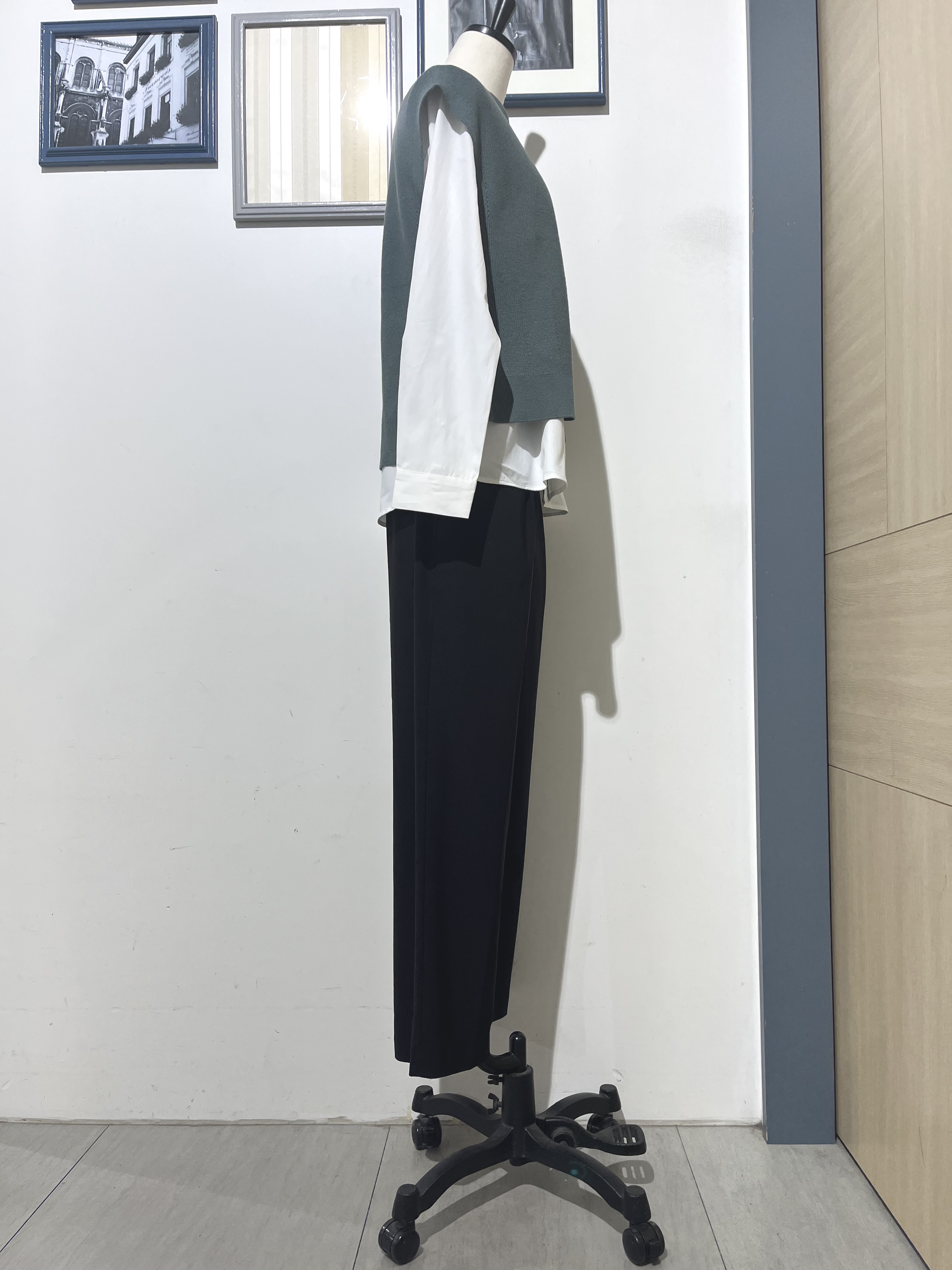 ほくとさんの「grove｜【2点セット/時短・着回し】着るだけでコーデが完成 ニットベスト&times;シャツ」を使ったコーディネート