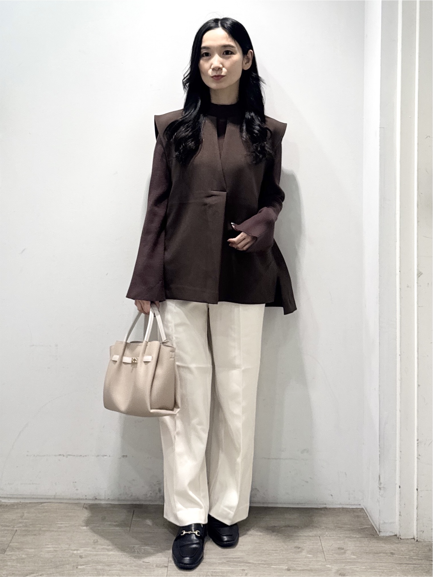 yuicciさんの「OPAQUE.CLIP｜《ツインセット》Vネックベスト&times;ハイネックリブニット【洗濯機OK】」を使ったコーディネート