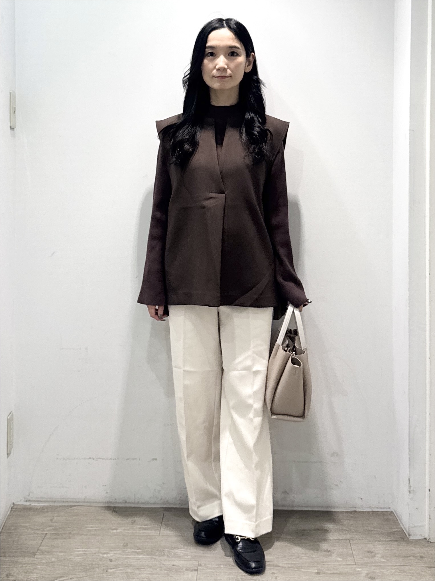 yuicciさんの「OPAQUE.CLIP｜《ツインセット》Vネックベスト&times;ハイネックリブニット【洗濯機OK】」を使ったコーディネート