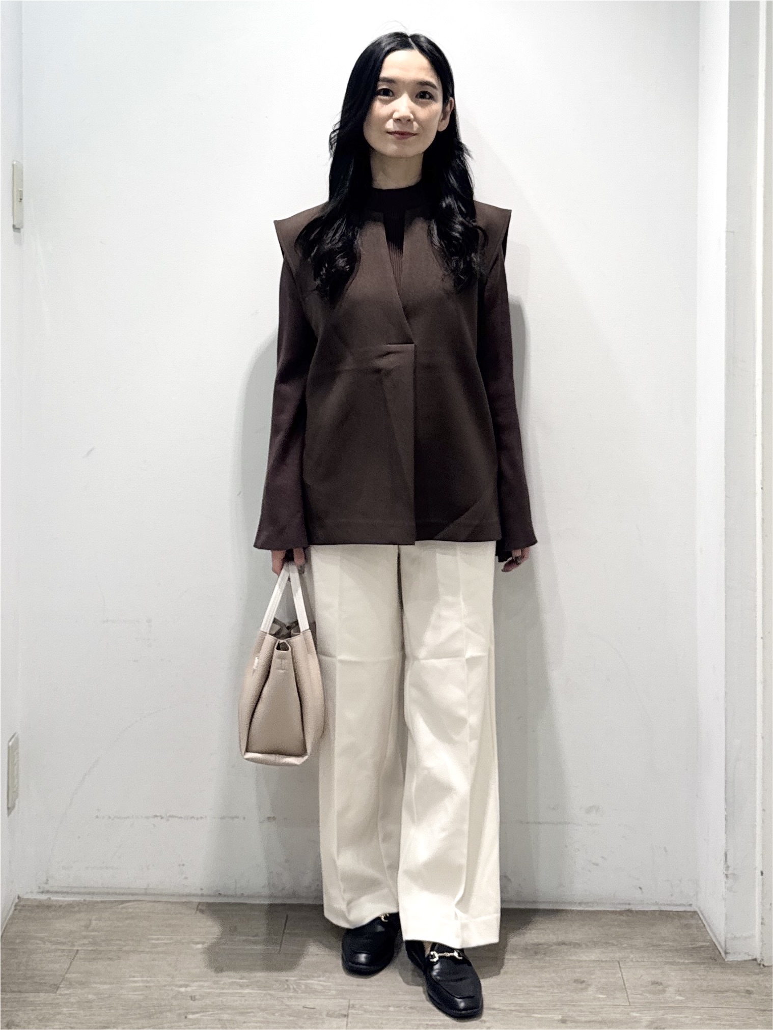 yuicciさんの「OPAQUE.CLIP｜《ツインセット》Vネックベスト&times;ハイネックリブニット【洗濯機OK】」を使ったコーディネート