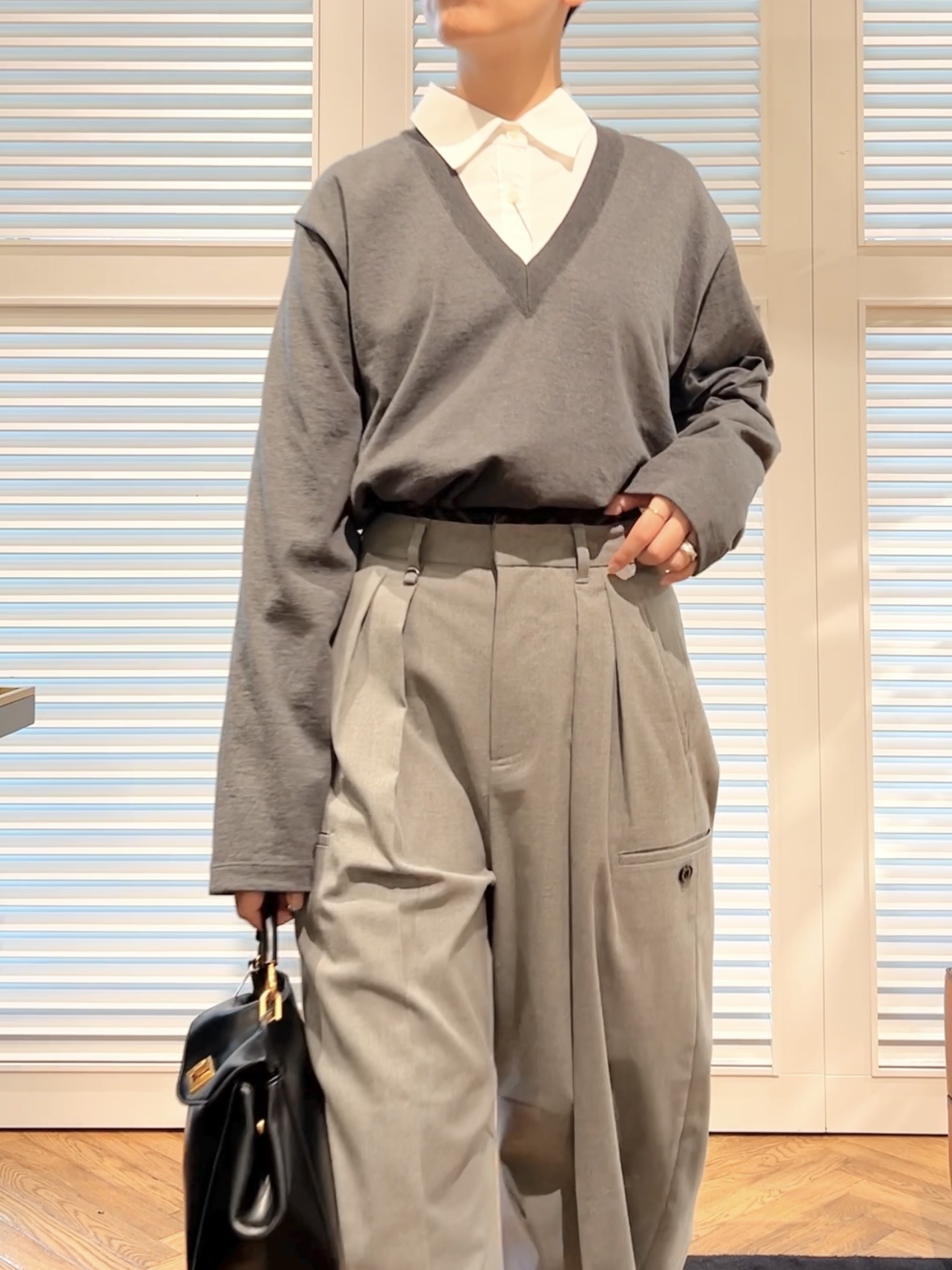 OCHIAIさんの「DRESSTERIOR｜◆BATONER（バトナー）BLOWSING Vネック　ロングスリーブ」を使ったコーディネート
