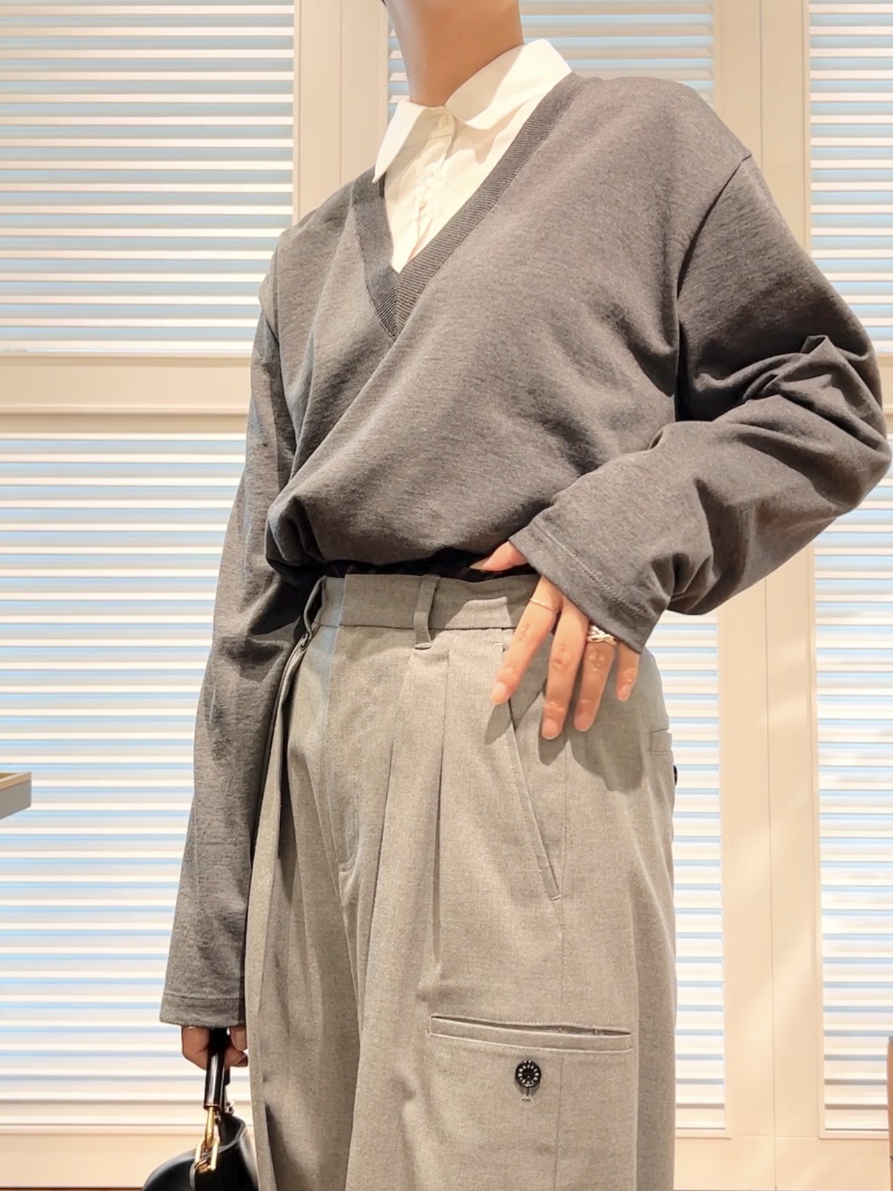 OCHIAIさんの「DRESSTERIOR｜◆BATONER（バトナー）BLOWSING Vネック　ロングスリーブ」を使ったコーディネート