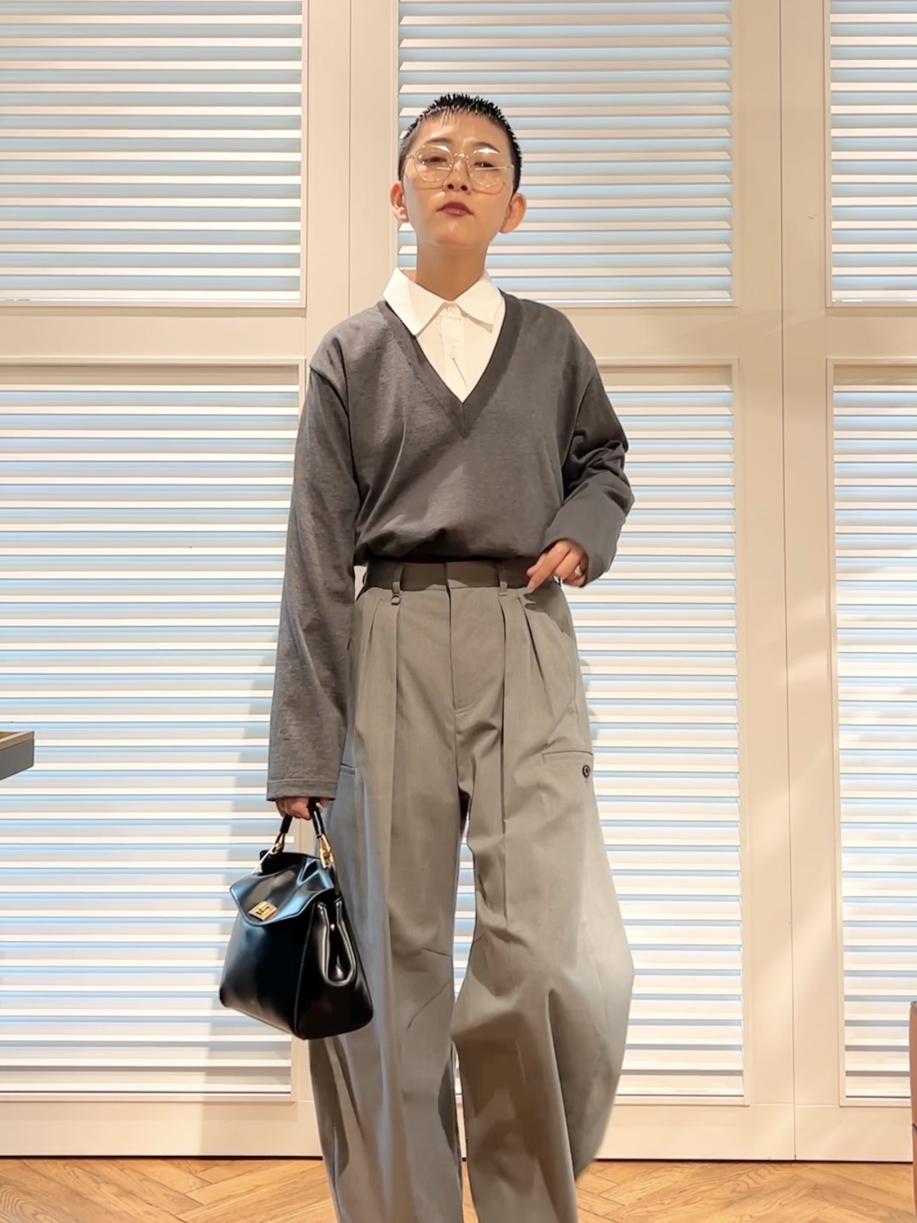 OCHIAIさんの「DRESSTERIOR｜◆BATONER（バトナー）BLOWSING Vネック　ロングスリーブ」を使ったコーディネート