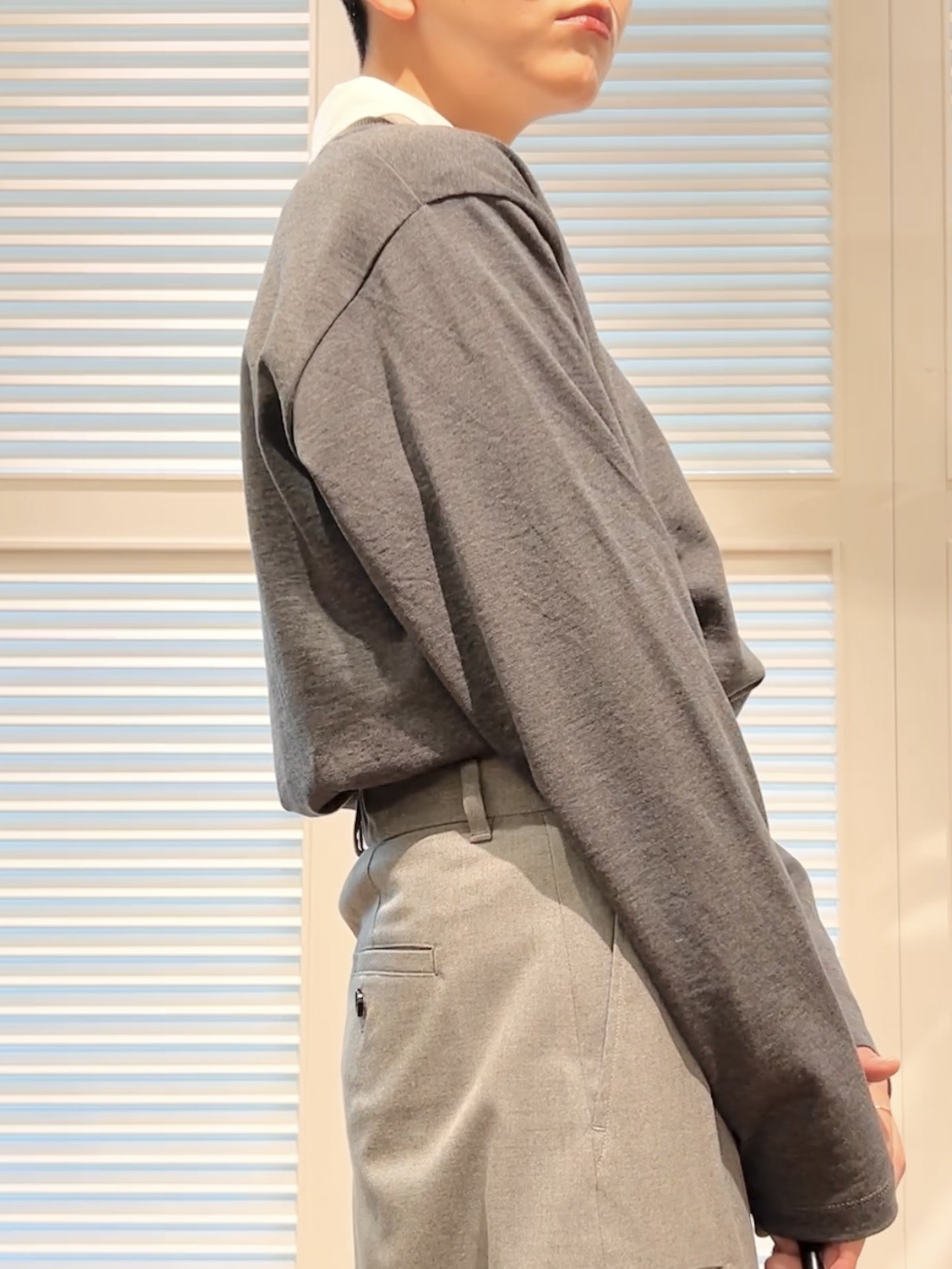 OCHIAIさんの「DRESSTERIOR｜◆BATONER（バトナー）BLOWSING Vネック　ロングスリーブ」を使ったコーディネート