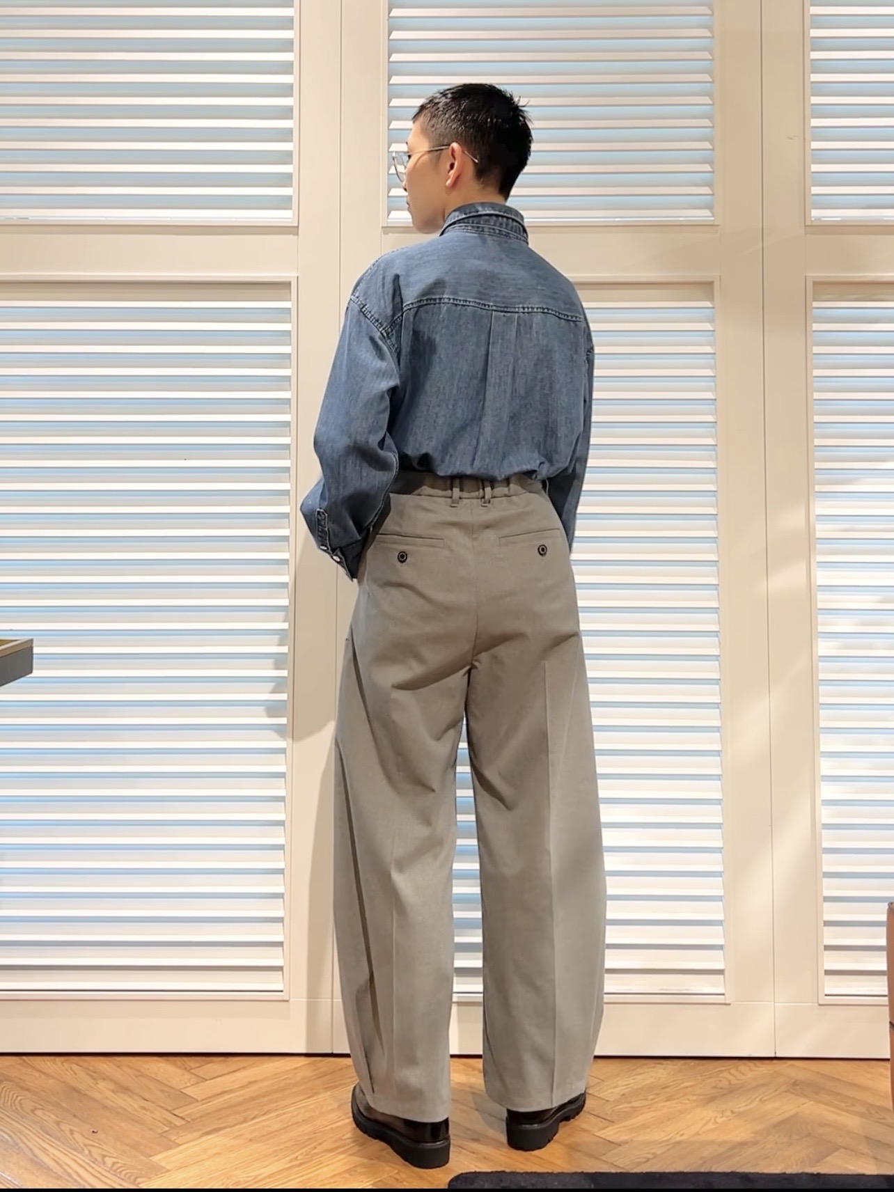 OCHIAIさんの「DRESSTERIOR｜【取り外し可能】2WAY ボウタイデニムシャツ」を使ったコーディネート