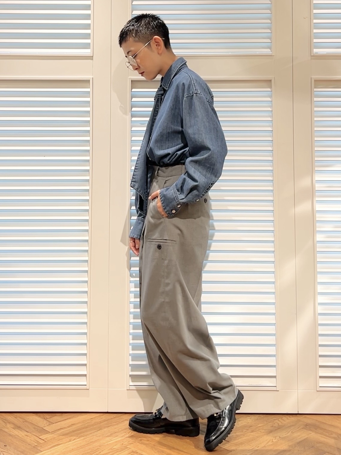 OCHIAIさんの「DRESSTERIOR｜【取り外し可能】2WAY ボウタイデニムシャツ」を使ったコーディネート