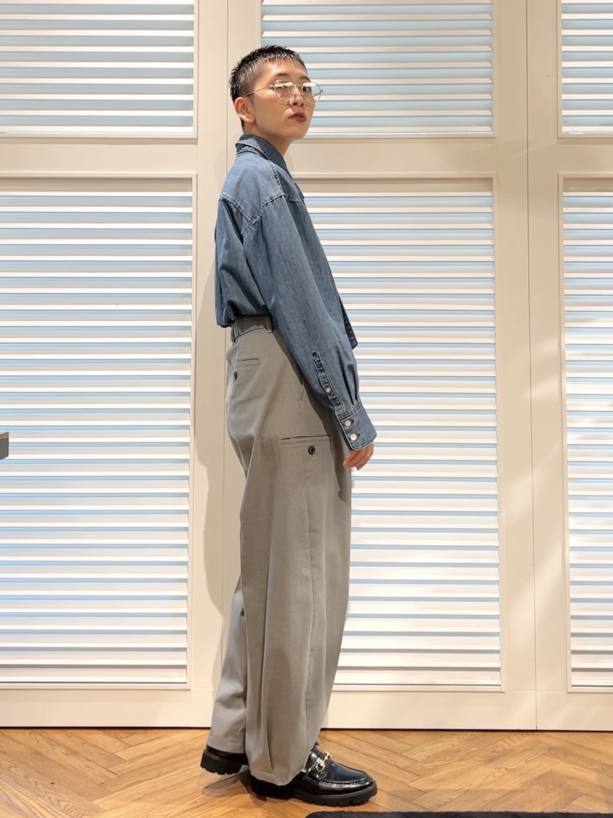 OCHIAIさんの「DRESSTERIOR｜【取り外し可能】2WAY ボウタイデニムシャツ」を使ったコーディネート