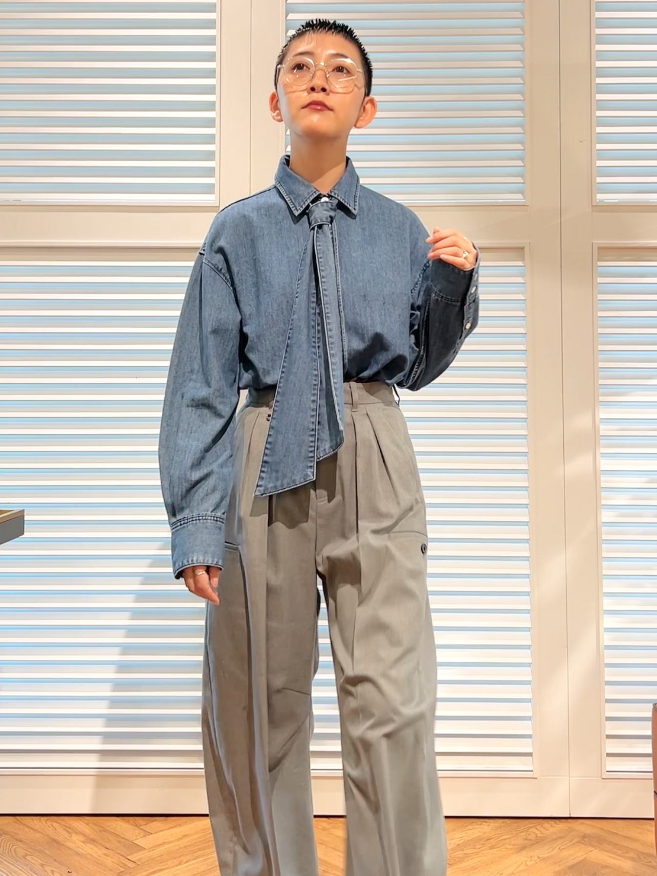OCHIAIさんの「DRESSTERIOR｜【取り外し可能】2WAY ボウタイデニムシャツ」を使ったコーディネート