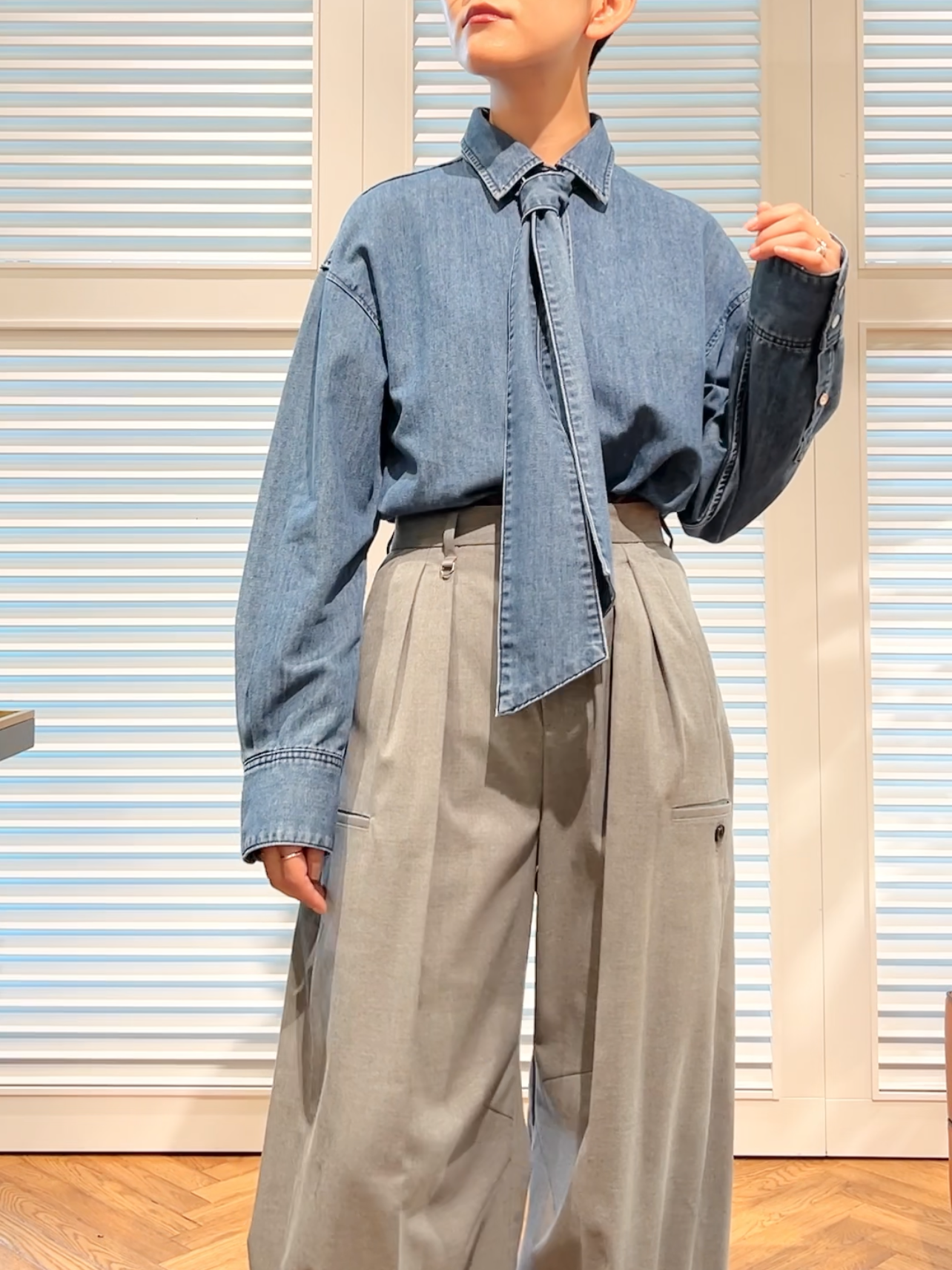 OCHIAIさんの「DRESSTERIOR｜【取り外し可能】2WAY ボウタイデニムシャツ」を使ったコーディネート