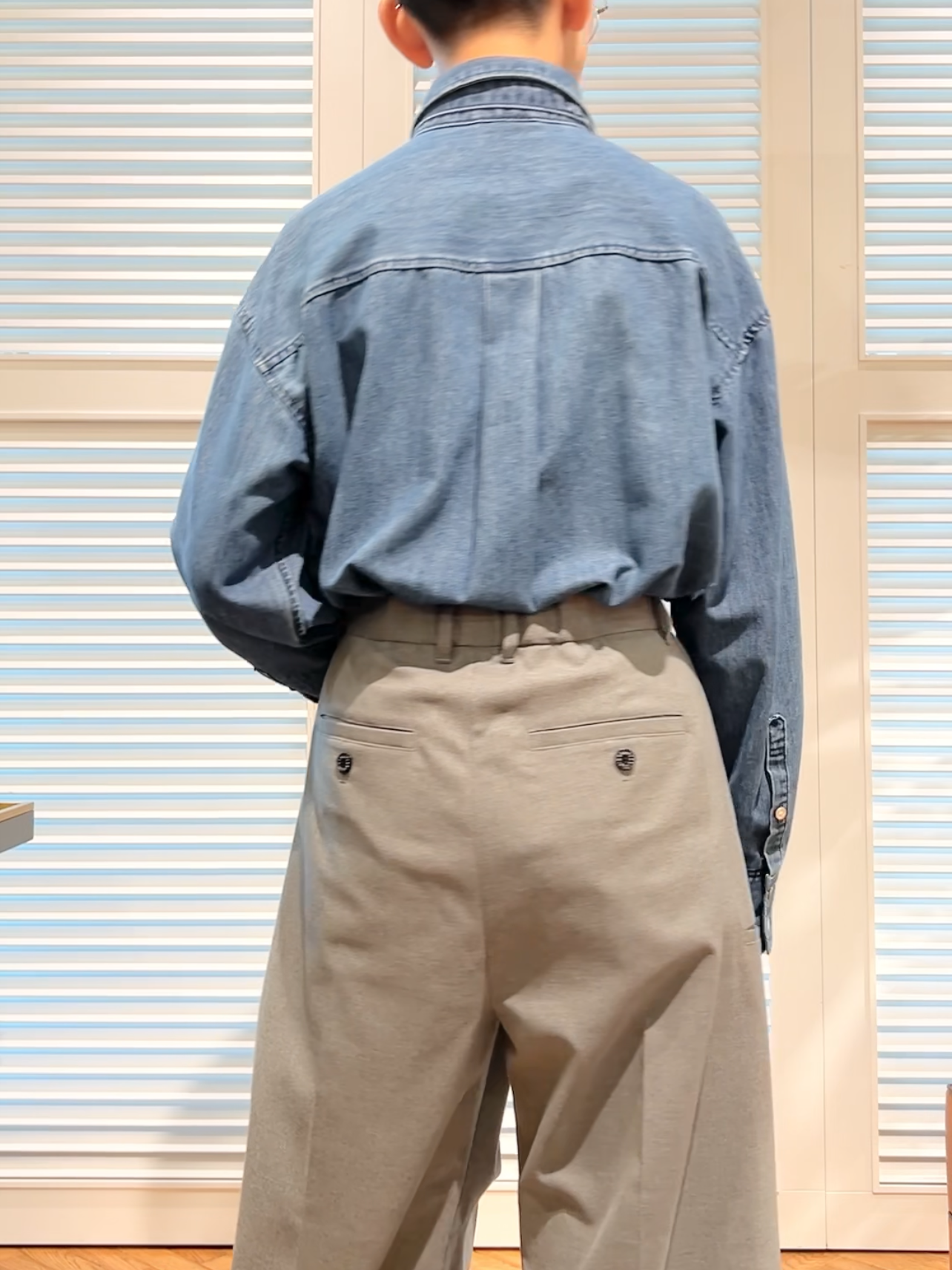OCHIAIさんの「DRESSTERIOR｜【取り外し可能】2WAY ボウタイデニムシャツ」を使ったコーディネート