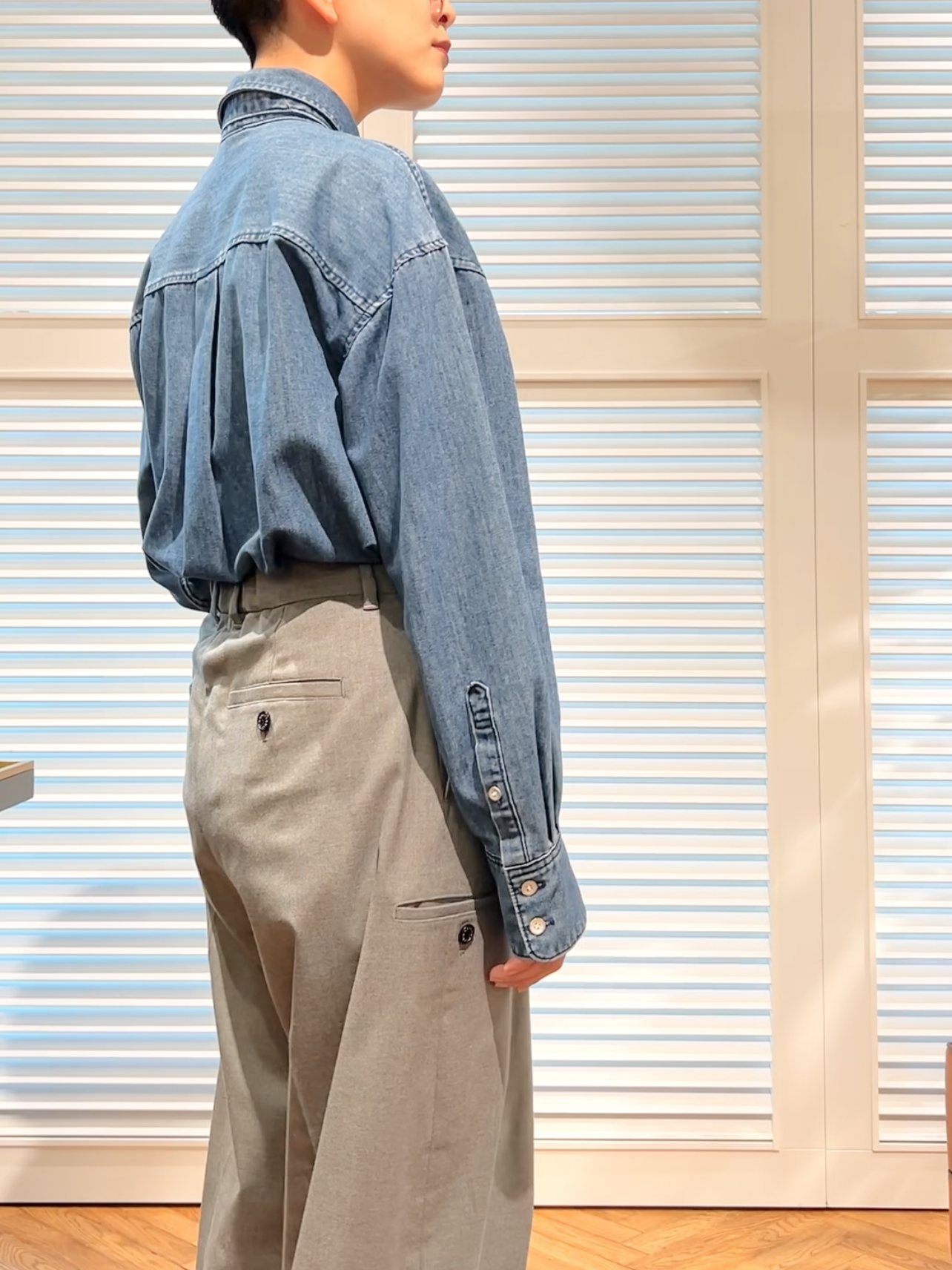 OCHIAIさんの「DRESSTERIOR｜【取り外し可能】2WAY ボウタイデニムシャツ」を使ったコーディネート