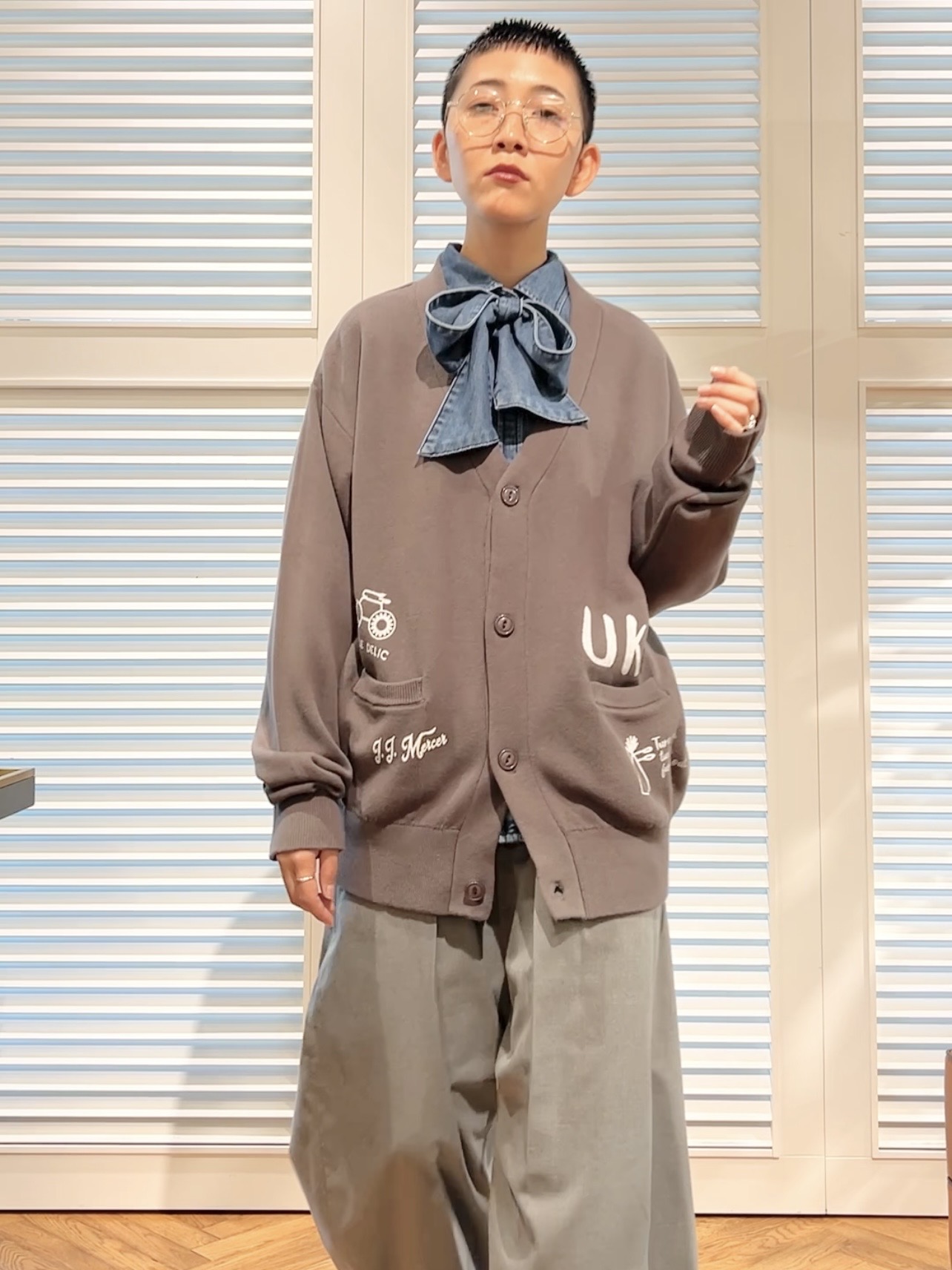 OCHIAIさんの「DRESSTERIOR｜【取り外し可能】2WAY ボウタイデニムシャツ」を使ったコーディネート