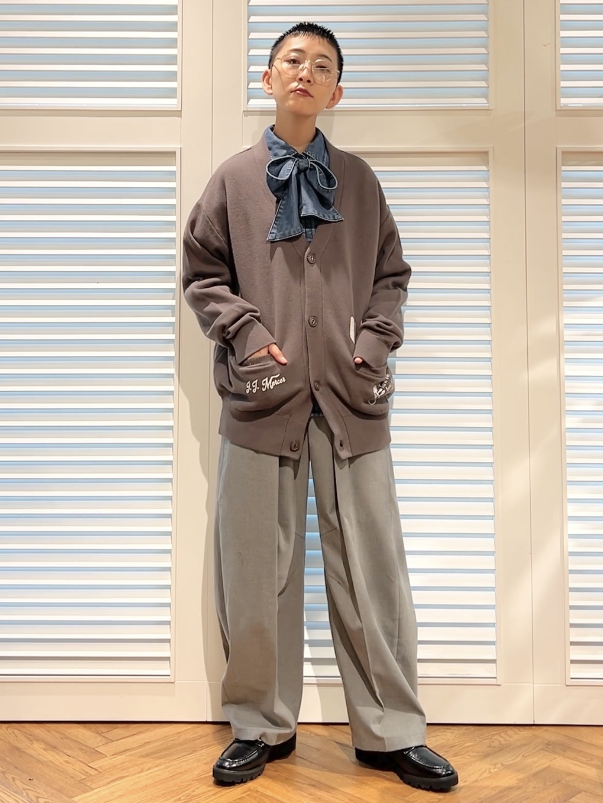 OCHIAIさんの「DRESSTERIOR｜【取り外し可能】2WAY ボウタイデニムシャツ」を使ったコーディネート