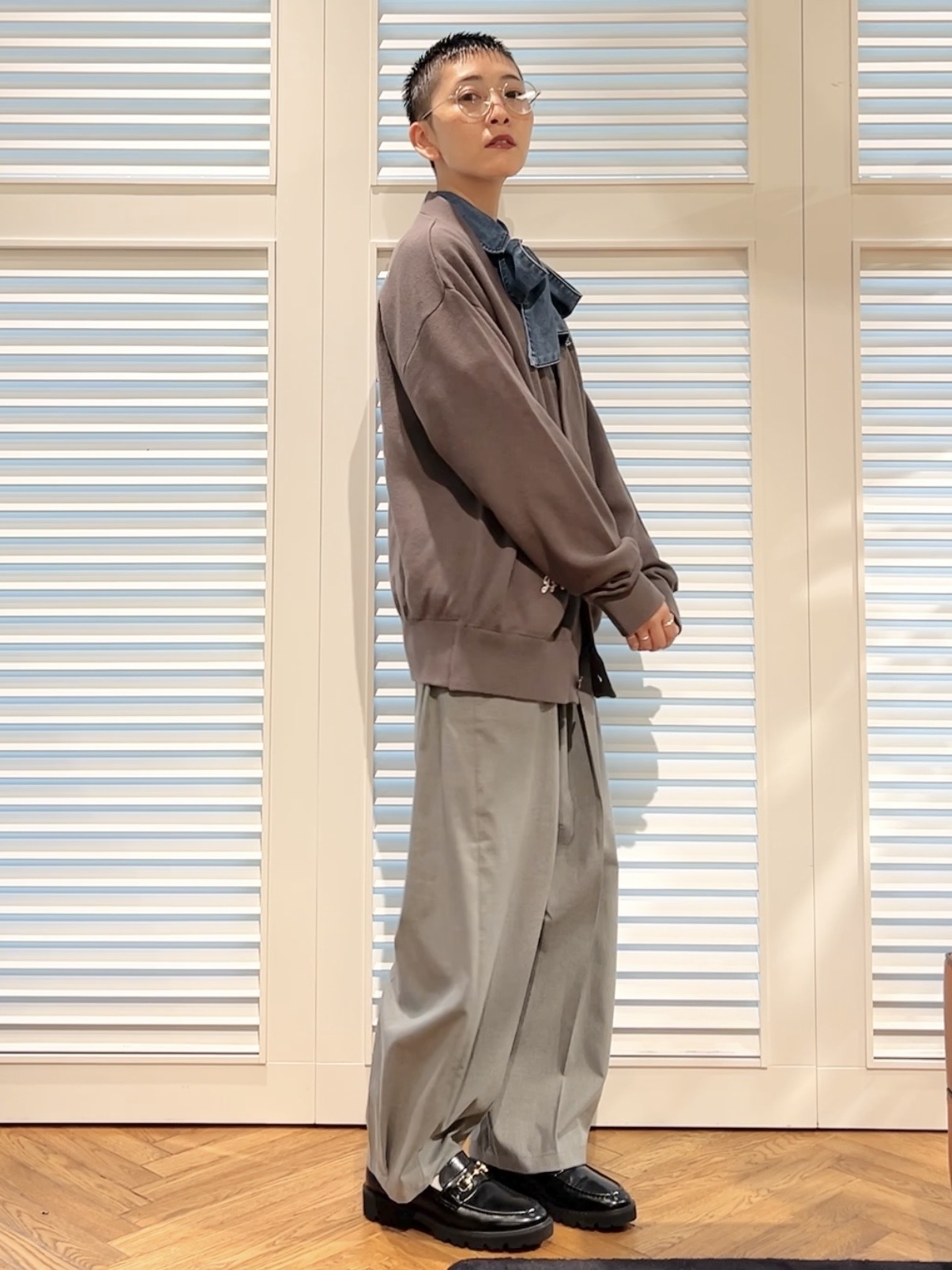 OCHIAIさんの「DRESSTERIOR｜【取り外し可能】2WAY ボウタイデニムシャツ」を使ったコーディネート