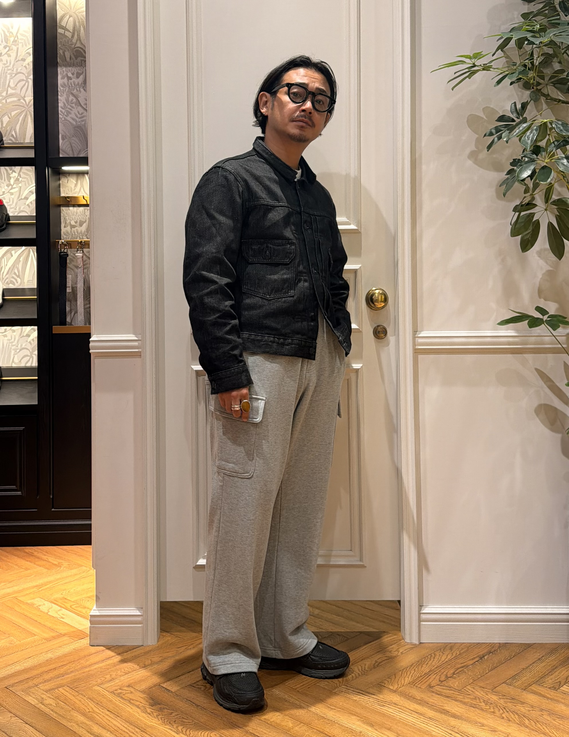 鶴田大士さんの「DRESSTERIOR｜【干場義雅&times;DRESSTERIOR】ブラックGジャン」を使ったコーディネート