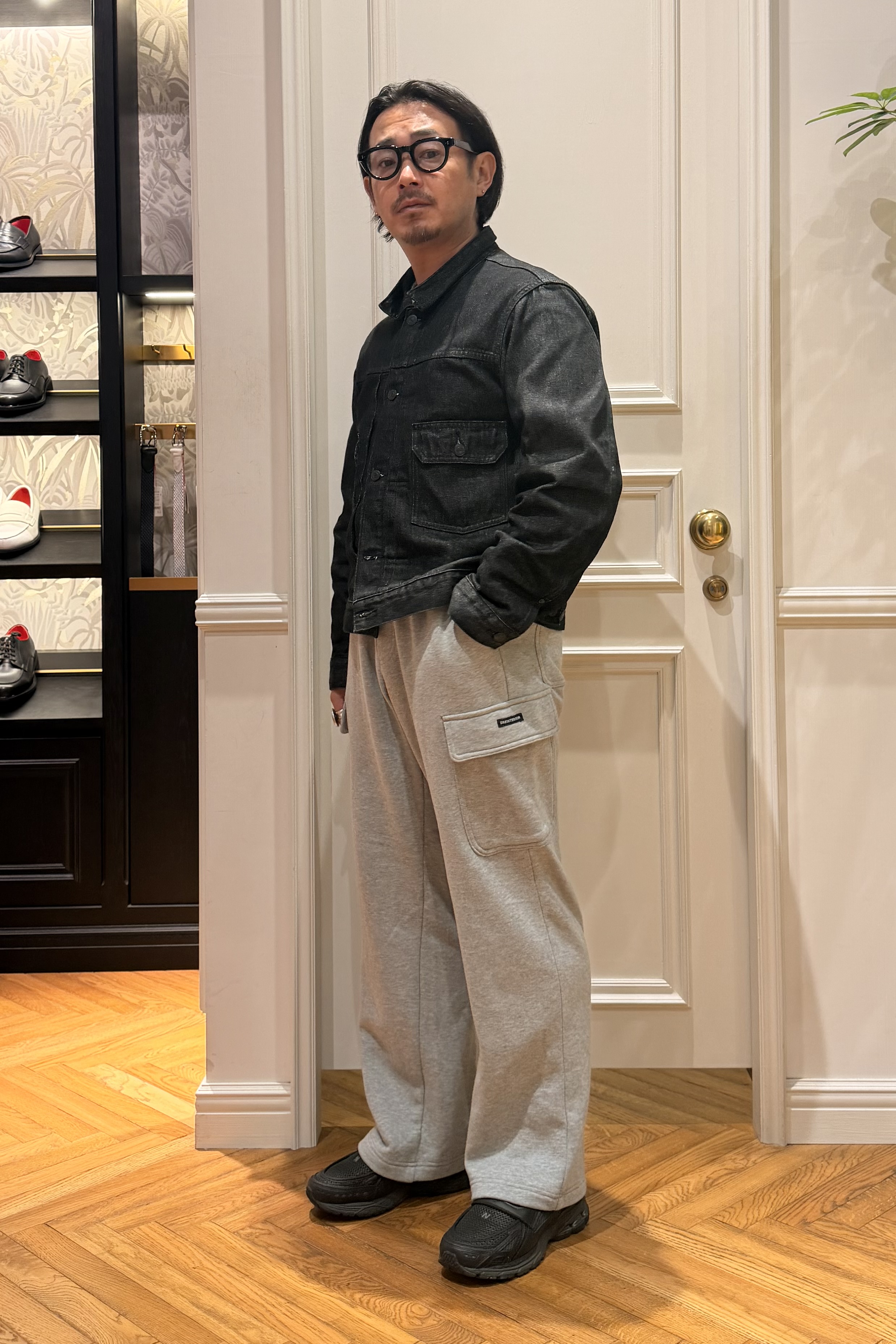 鶴田大士さんの「DRESSTERIOR｜【干場義雅&times;DRESSTERIOR】ブラックGジャン」を使ったコーディネート