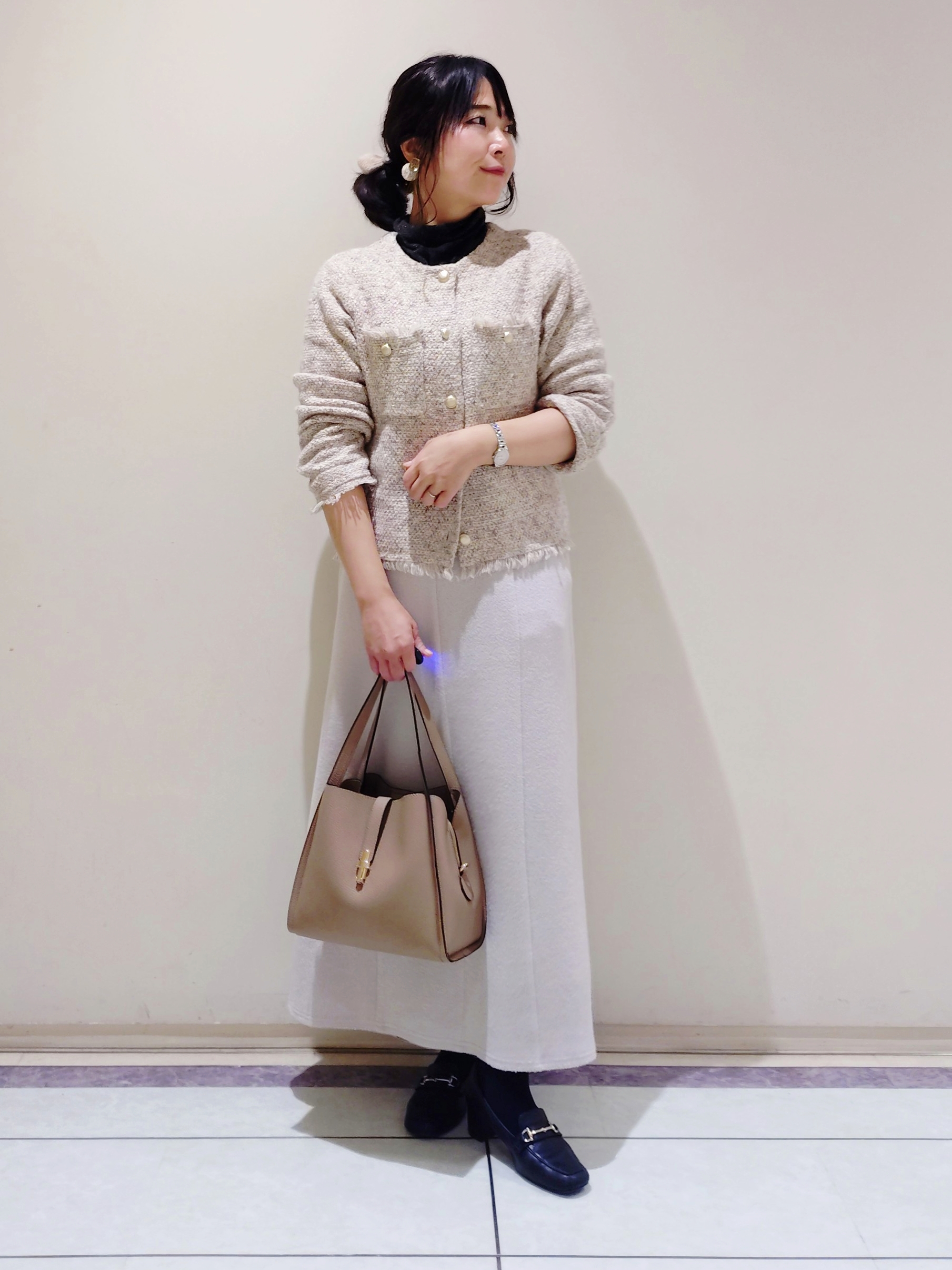 TOMOMIさんの「INDIVI｜【風合い柔らか／SETUP可】ブークレ起毛ジャージフレアスカート」を使ったコーディネート
