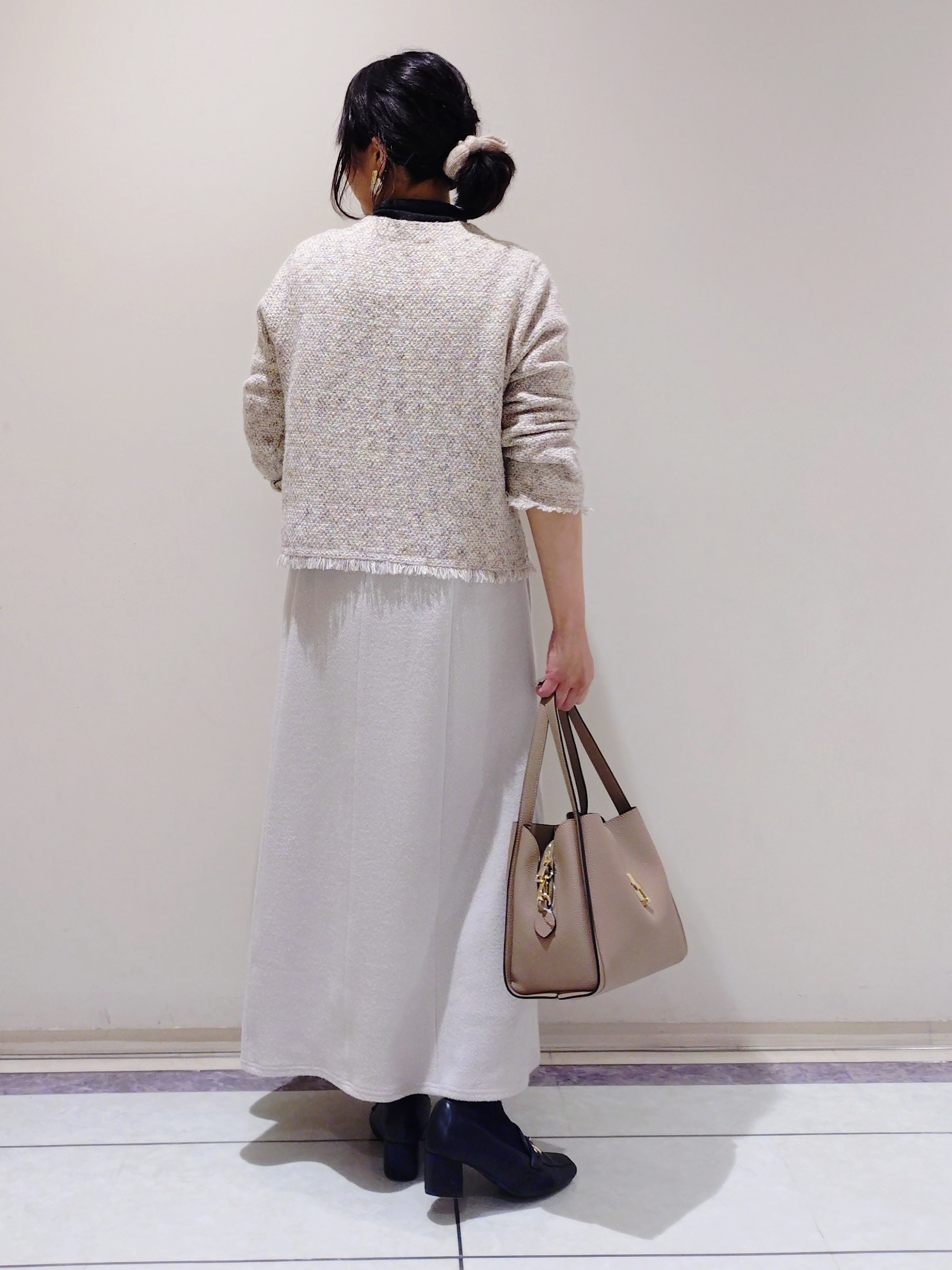 TOMOMIさんの「INDIVI｜【風合い柔らか／SETUP可】ブークレ起毛ジャージフレアスカート」を使ったコーディネート