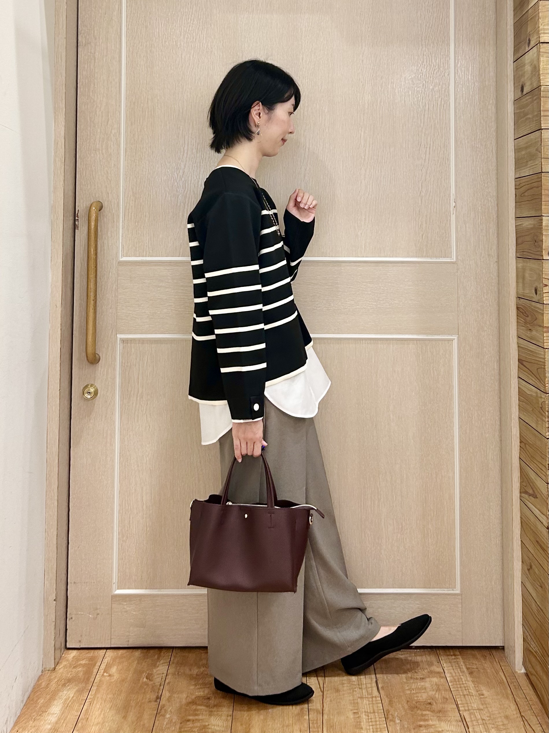 ちぐささんの「SHOO･LA･RUE｜【洗濯機可/S-LL】抜け感ある着こなしに 金ボタン付き スポンディッシュ クルーネックニット」を使ったコーディネート