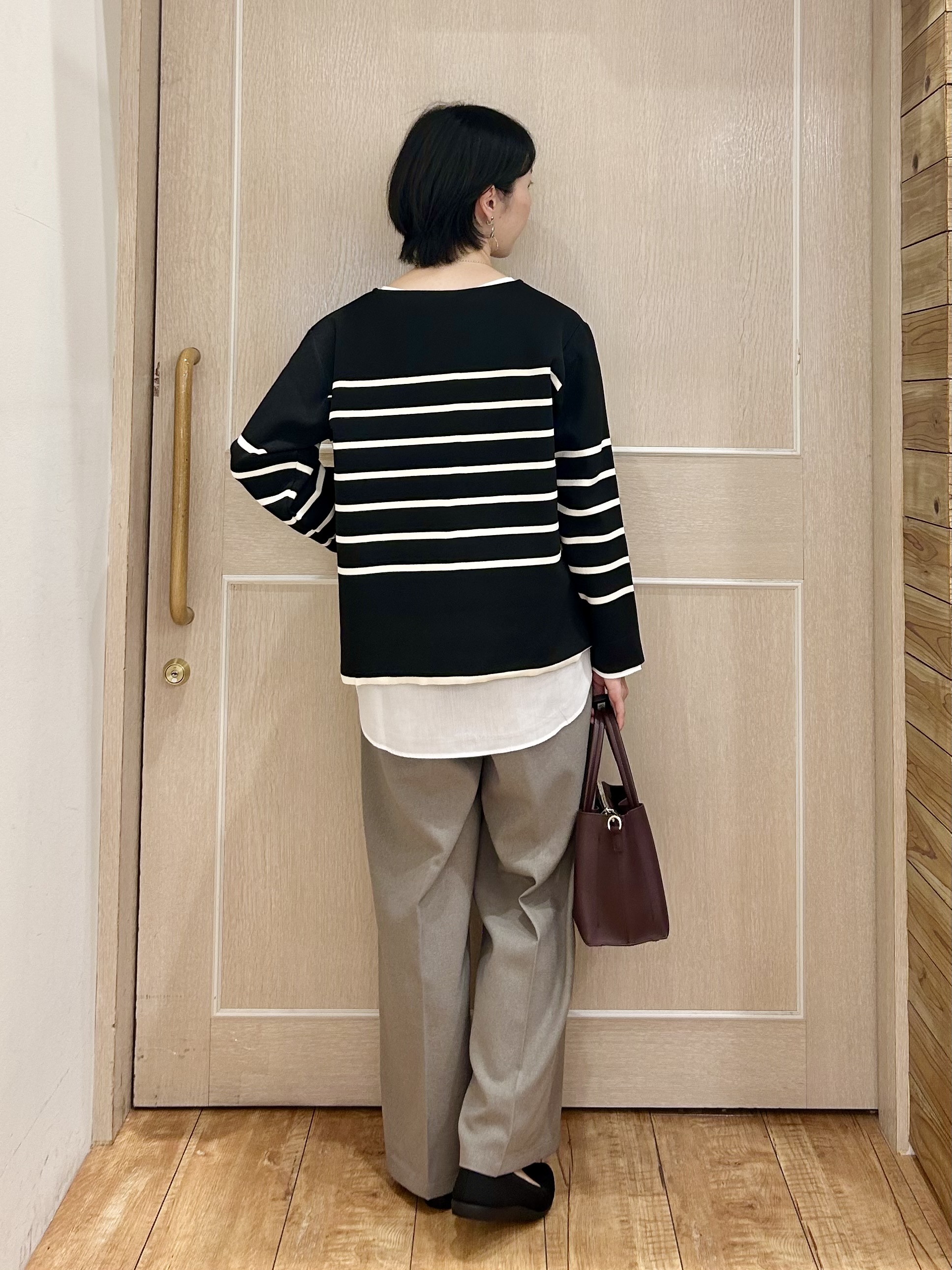 ちぐささんの「SHOO･LA･RUE｜【洗濯機可/S-LL】抜け感ある着こなしに 金ボタン付き スポンディッシュ クルーネックニット」を使ったコーディネート