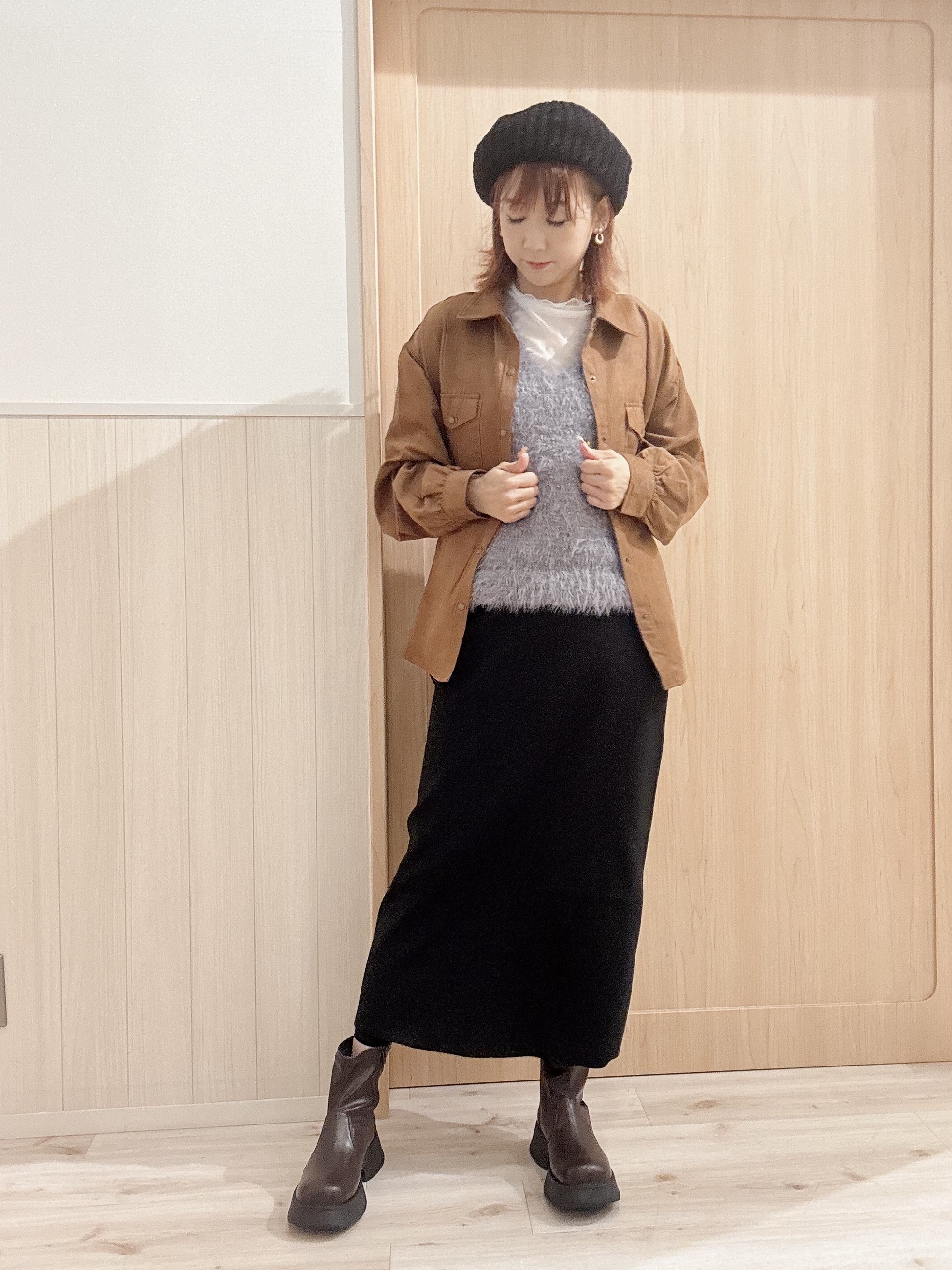 モカさんの「SHOO･LA･RUE｜【S-LL/洗濯機可】なめらかさが心地いい。スエード調ポケットシャツ」を使ったコーディネート
