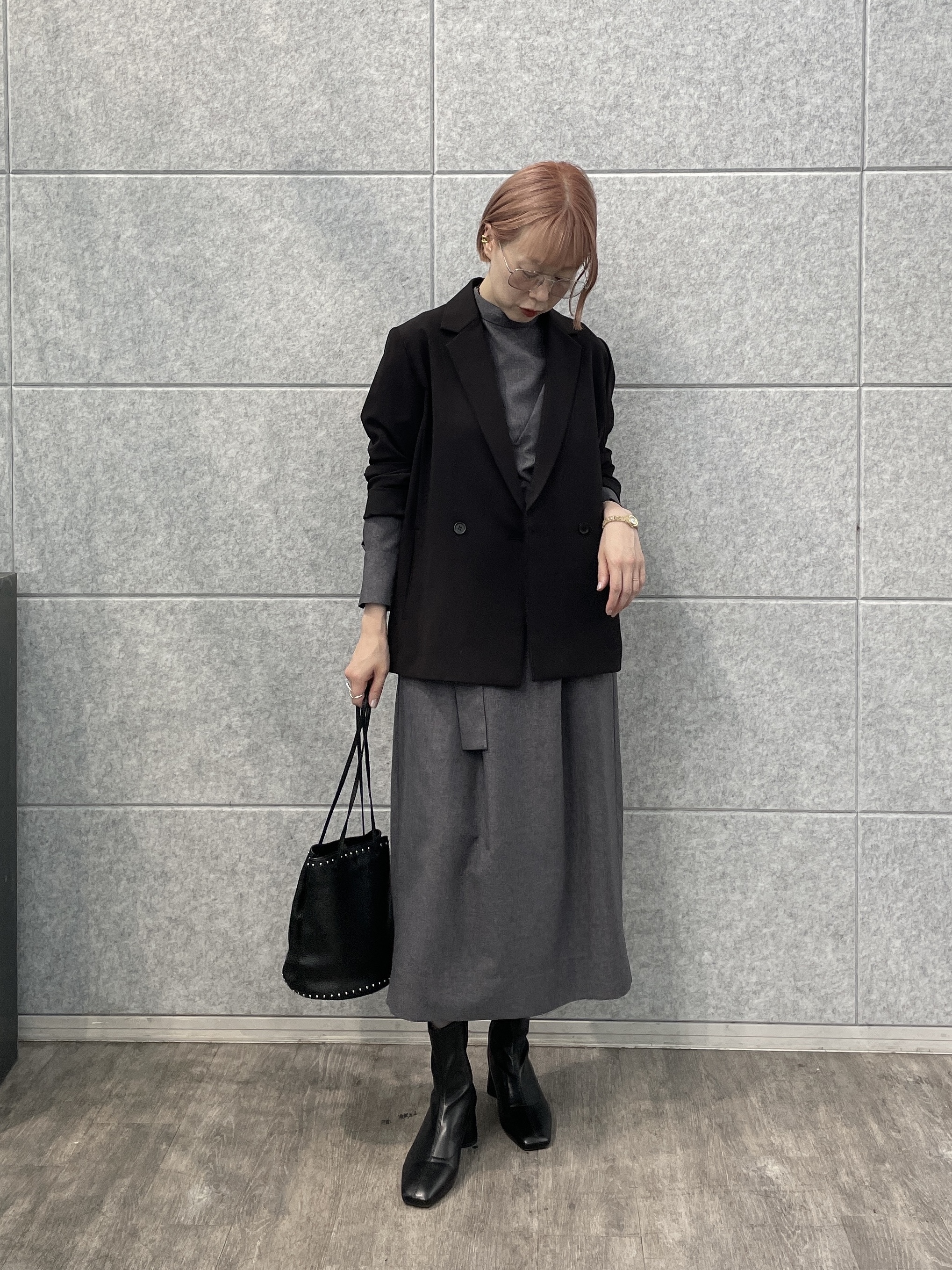 mikuさんの「INDIVI｜【MILLELA FIRENZE】スタッズ付き巾着レザーバッグ」を使ったコーディネート