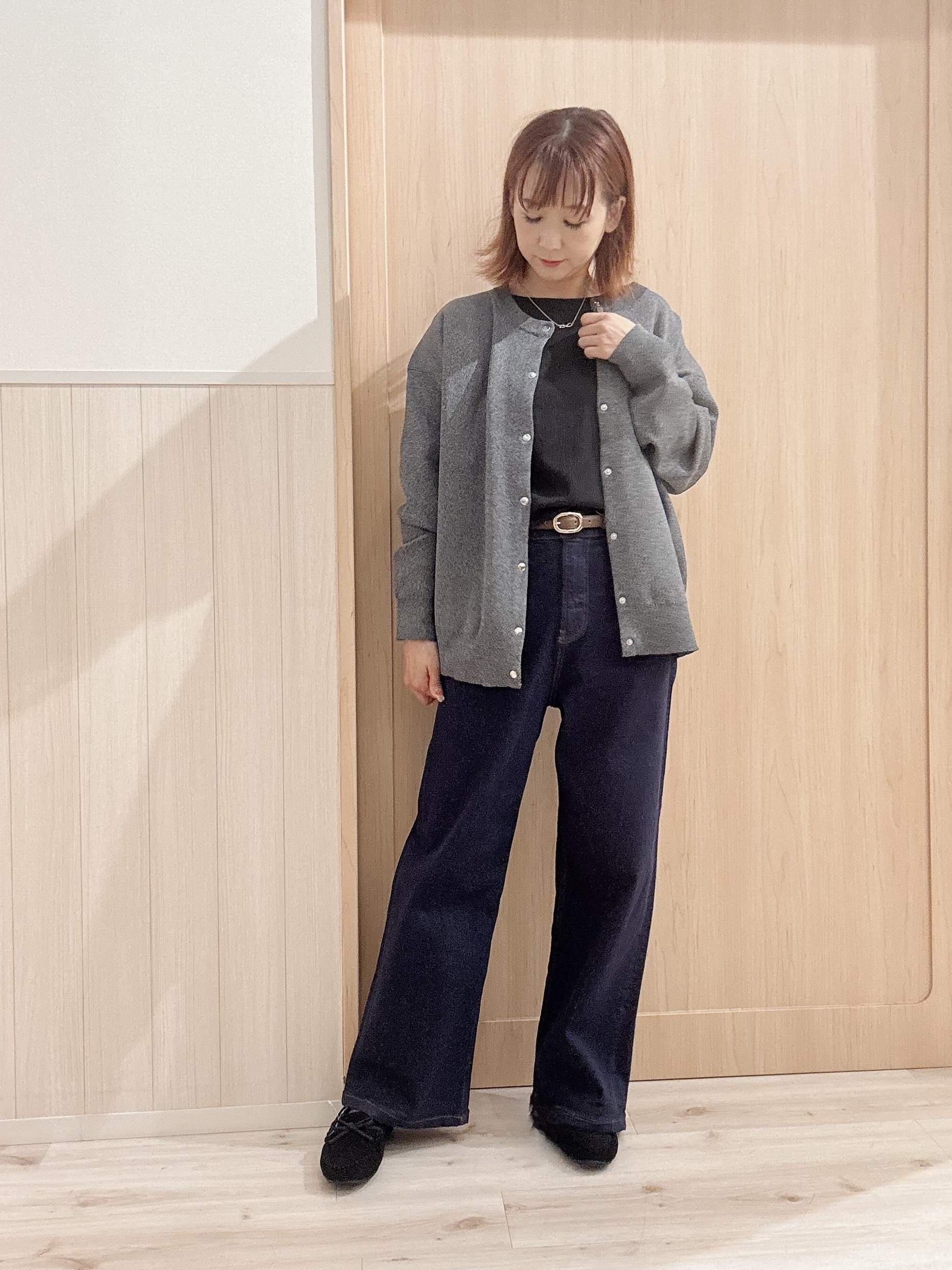 モカさんの「SHOO･LA･RUE｜【セットアップ可/洗濯機可】軽やかに羽織れる スポンディッシュ ニットカーディガン」を使ったコーディネート