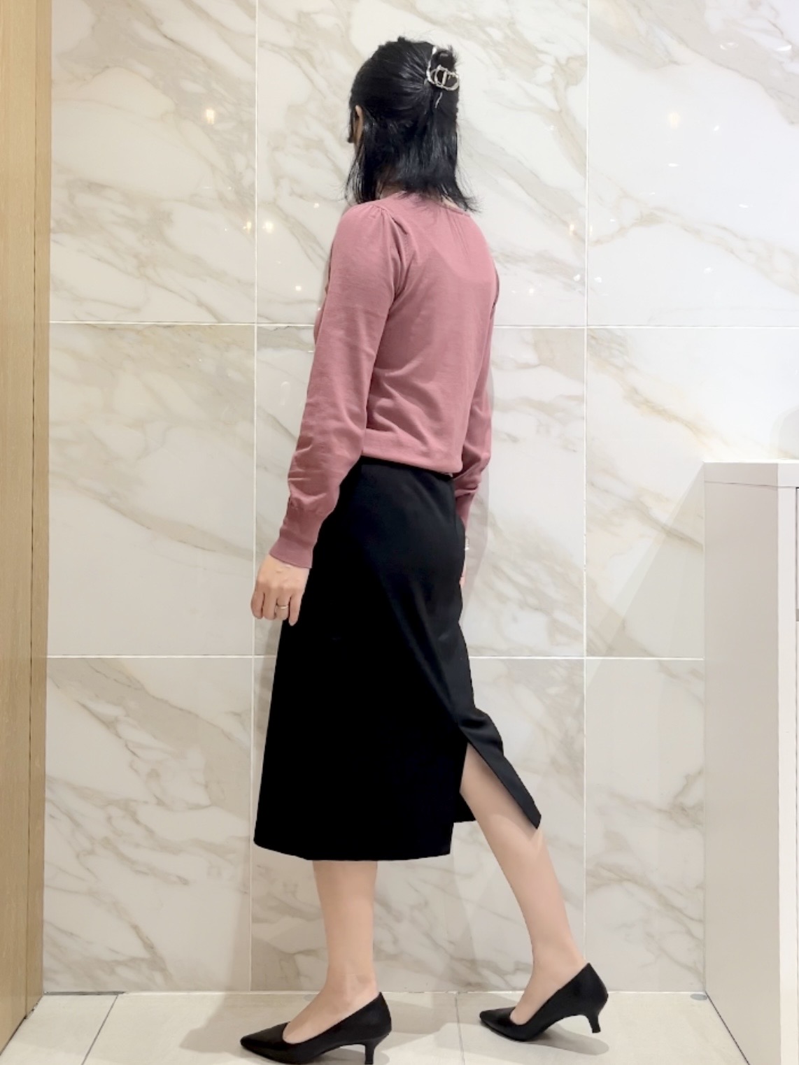 しおりさんの「index｜ビジューパーツ付きハートネックニット【洗濯機OK／抗ピリング】」を使ったコーディネート