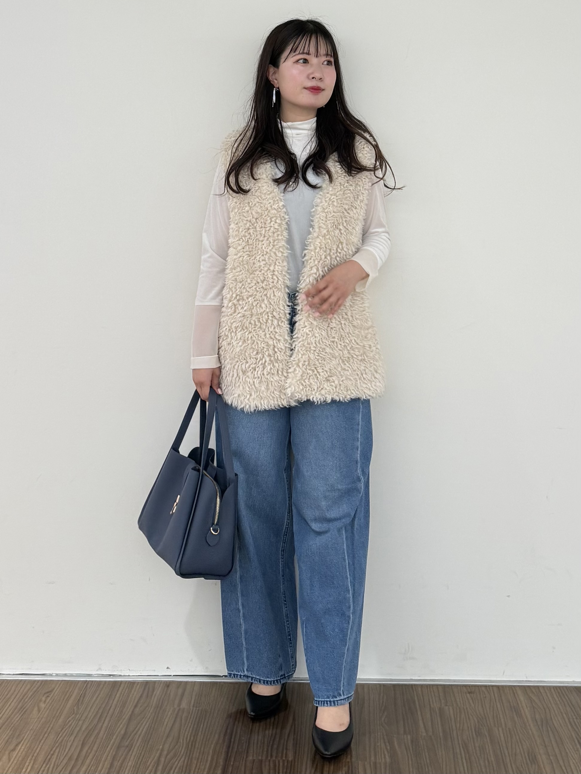 いくみさんの「INDIVI｜【羽織るだけでお洒落】カールエコファー ジレ」を使ったコーディネート