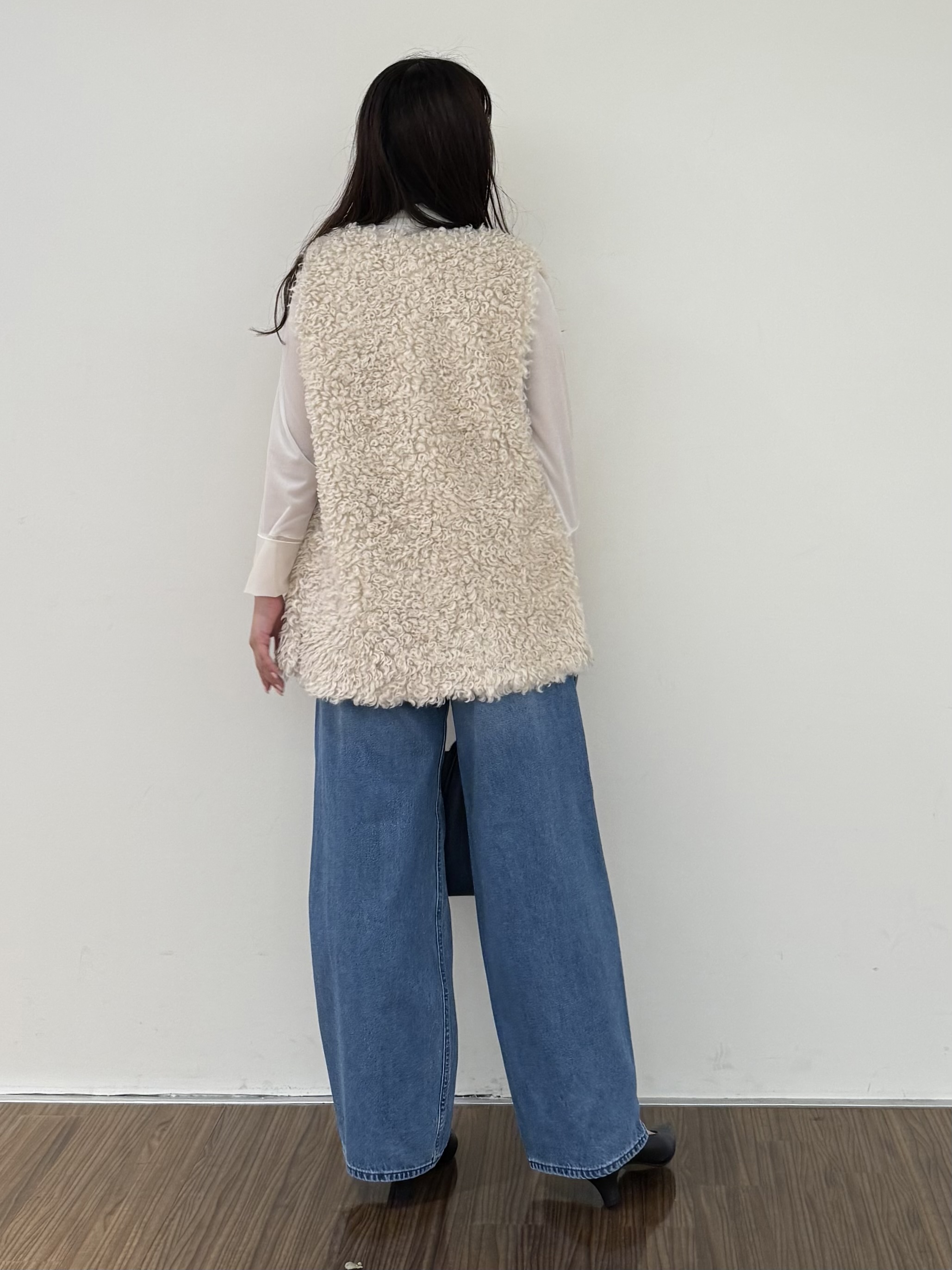 いくみさんの「INDIVI｜【羽織るだけでお洒落】カールエコファー ジレ」を使ったコーディネート