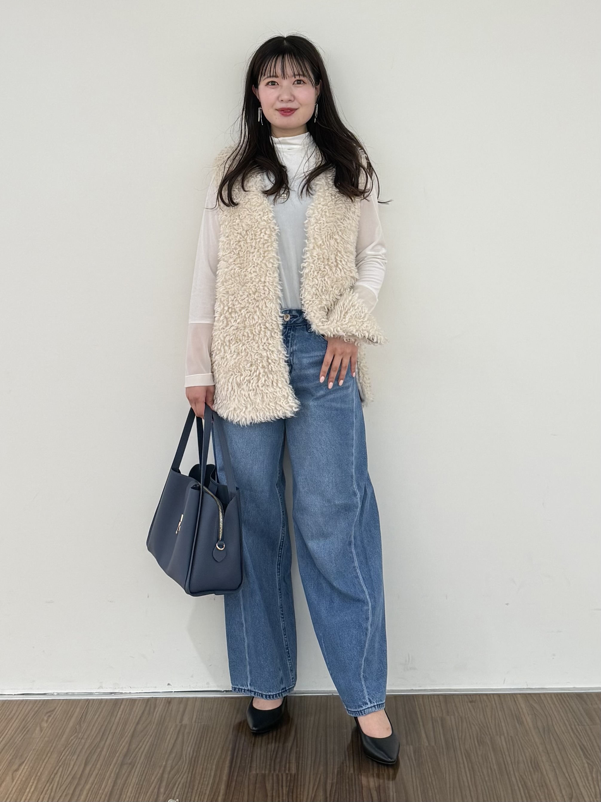 いくみさんの「INDIVI｜【羽織るだけでお洒落】カールエコファー ジレ」を使ったコーディネート