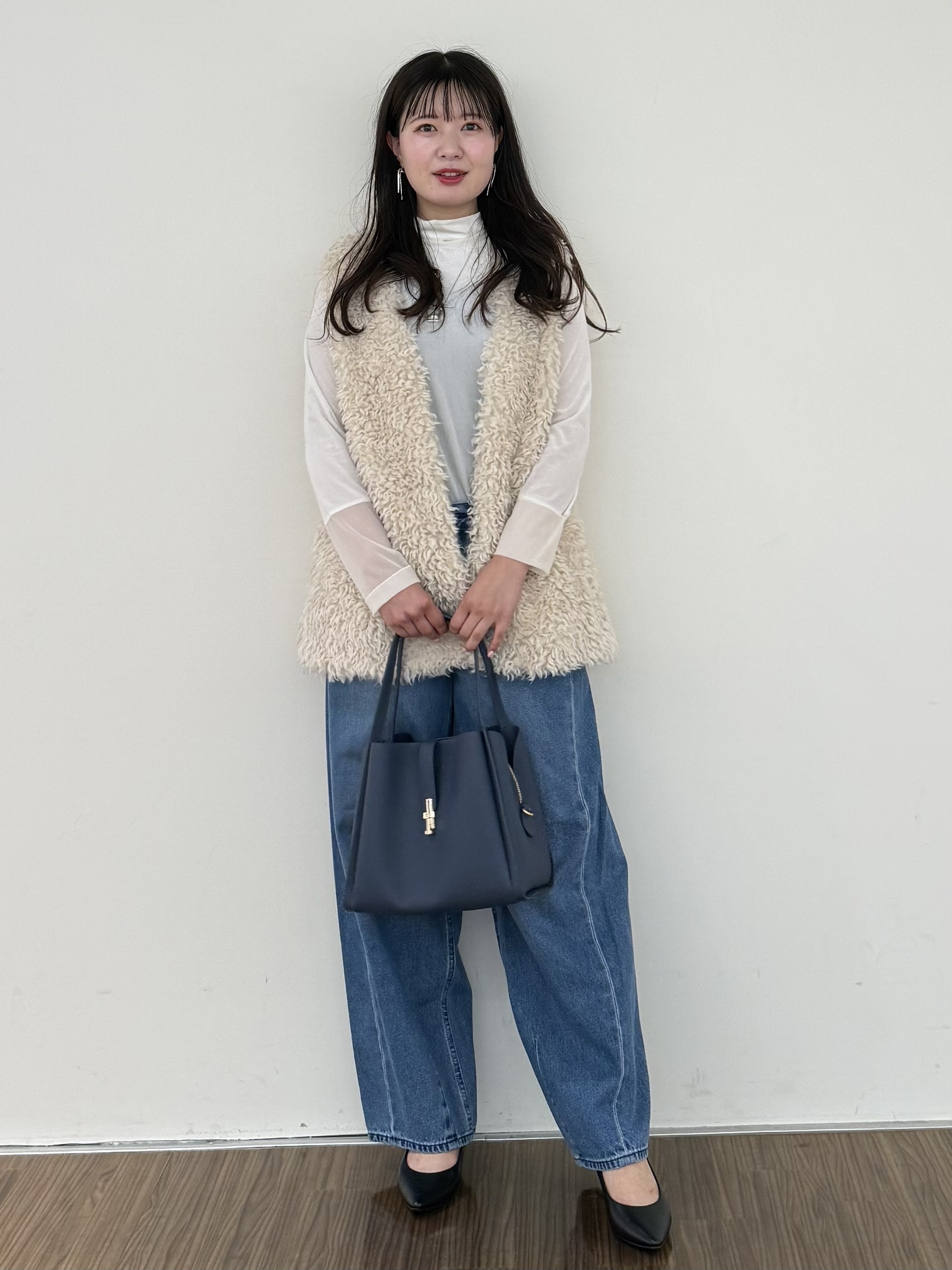 いくみさんの「INDIVI｜【羽織るだけでお洒落】カールエコファー ジレ」を使ったコーディネート