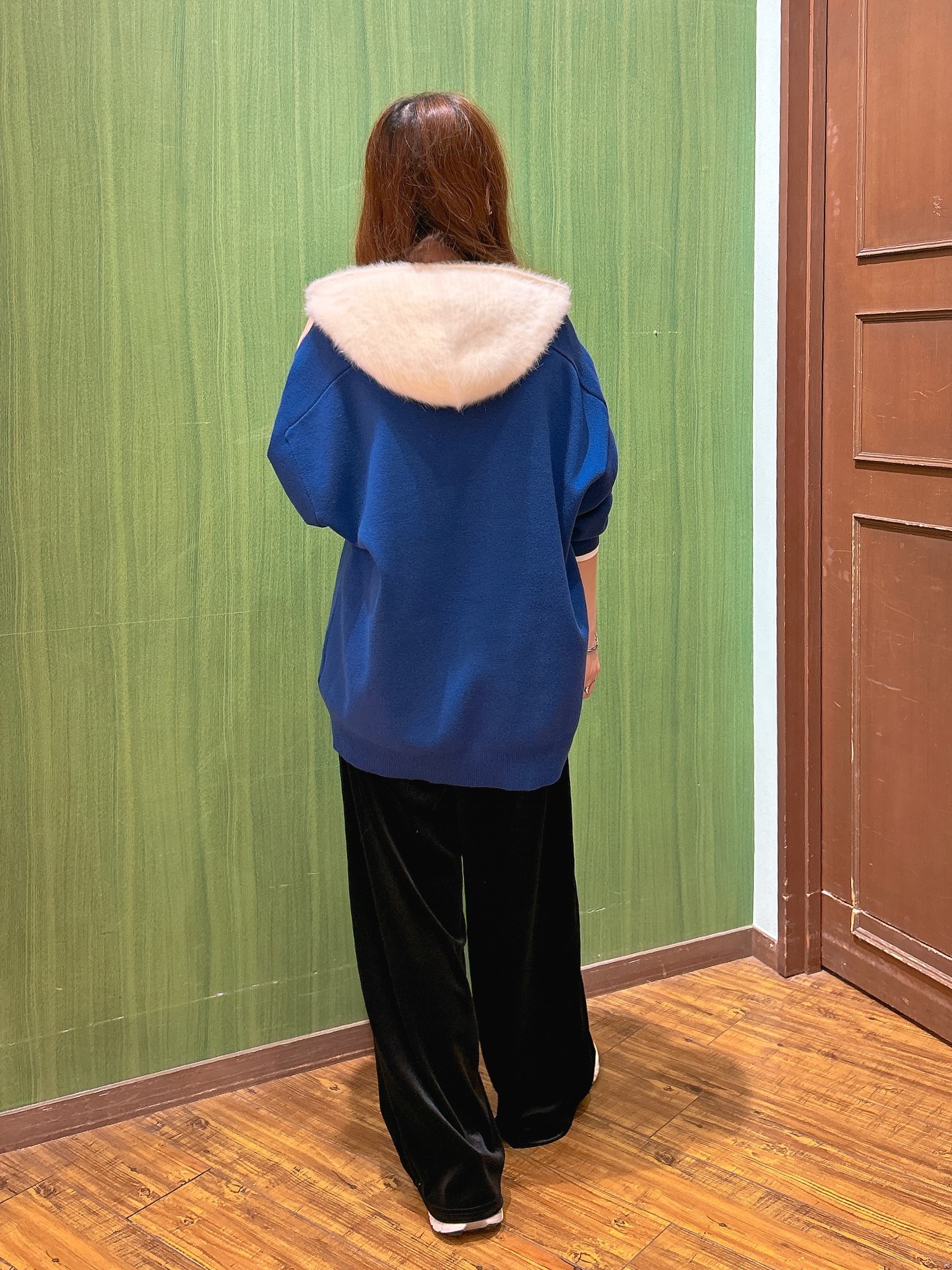 かおりさんの「SHOO･LA･RUE｜【毛玉になりにくい/S-LL/洗濯機可/体型カバー】Vネックゆったりカーディガン」を使ったコーディネート