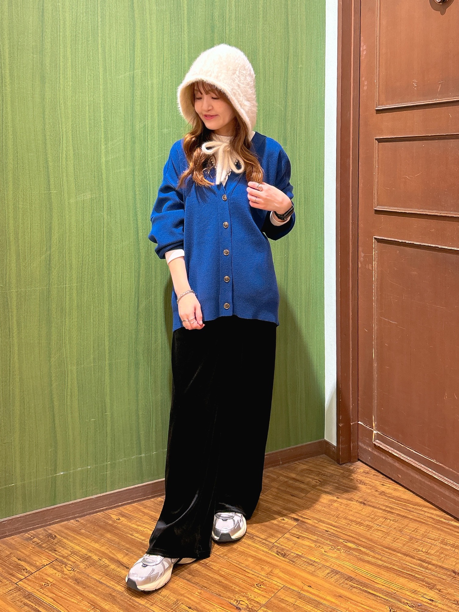 かおりさんの「SHOO･LA･RUE｜【毛玉になりにくい/S-LL/洗濯機可/体型カバー】Vネックゆったりカーディガン」を使ったコーディネート