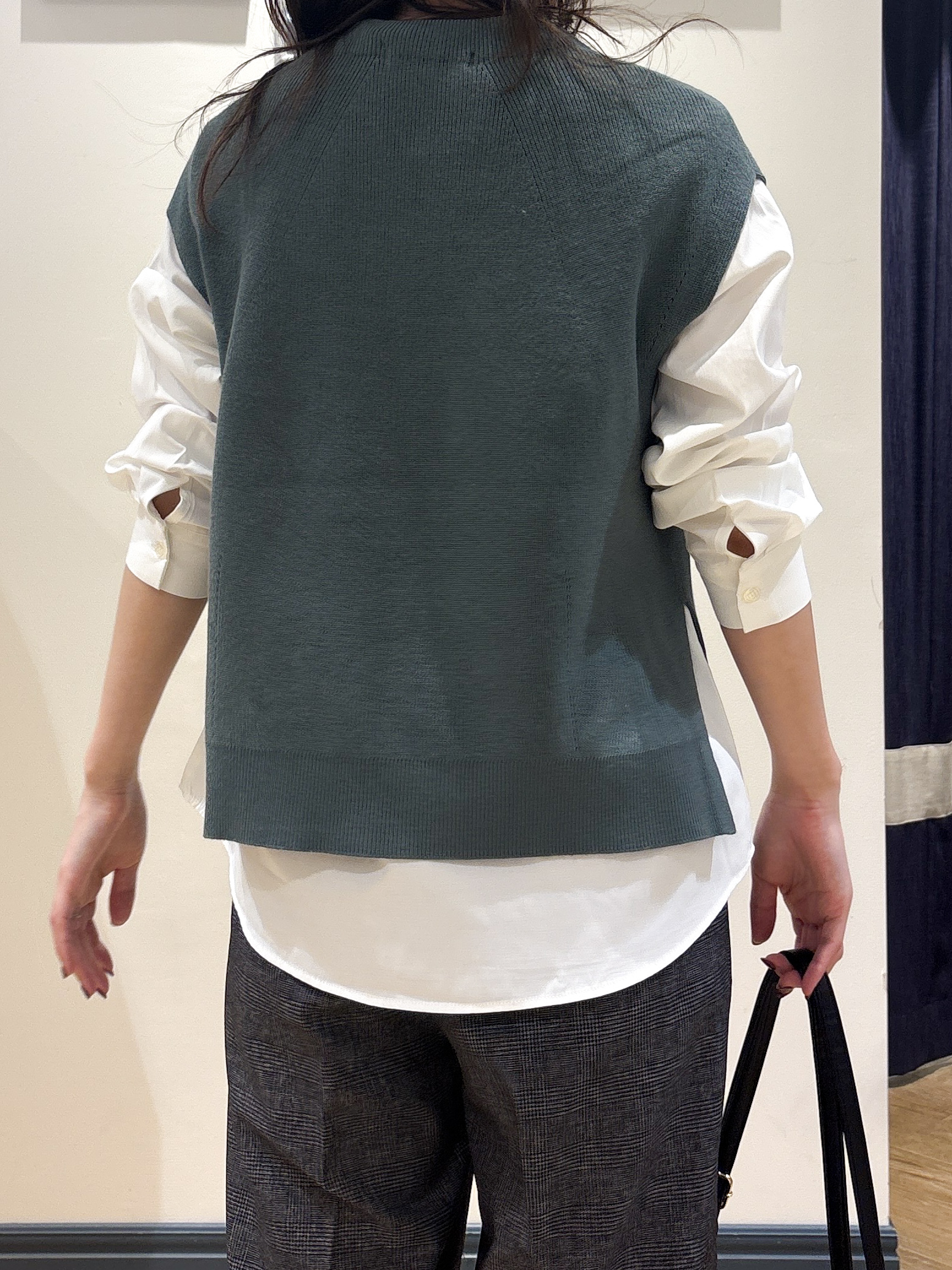 ayakaさんの「grove｜【2点セット/時短・着回し】着るだけでコーデが完成 ニットベスト&times;シャツ」を使ったコーディネート