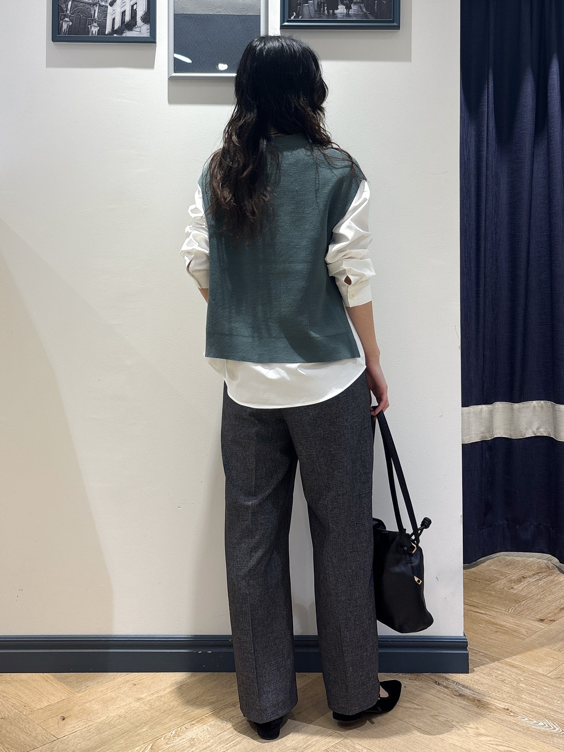 ayakaさんの「grove｜【2点セット/時短・着回し】着るだけでコーデが完成 ニットベスト&times;シャツ」を使ったコーディネート