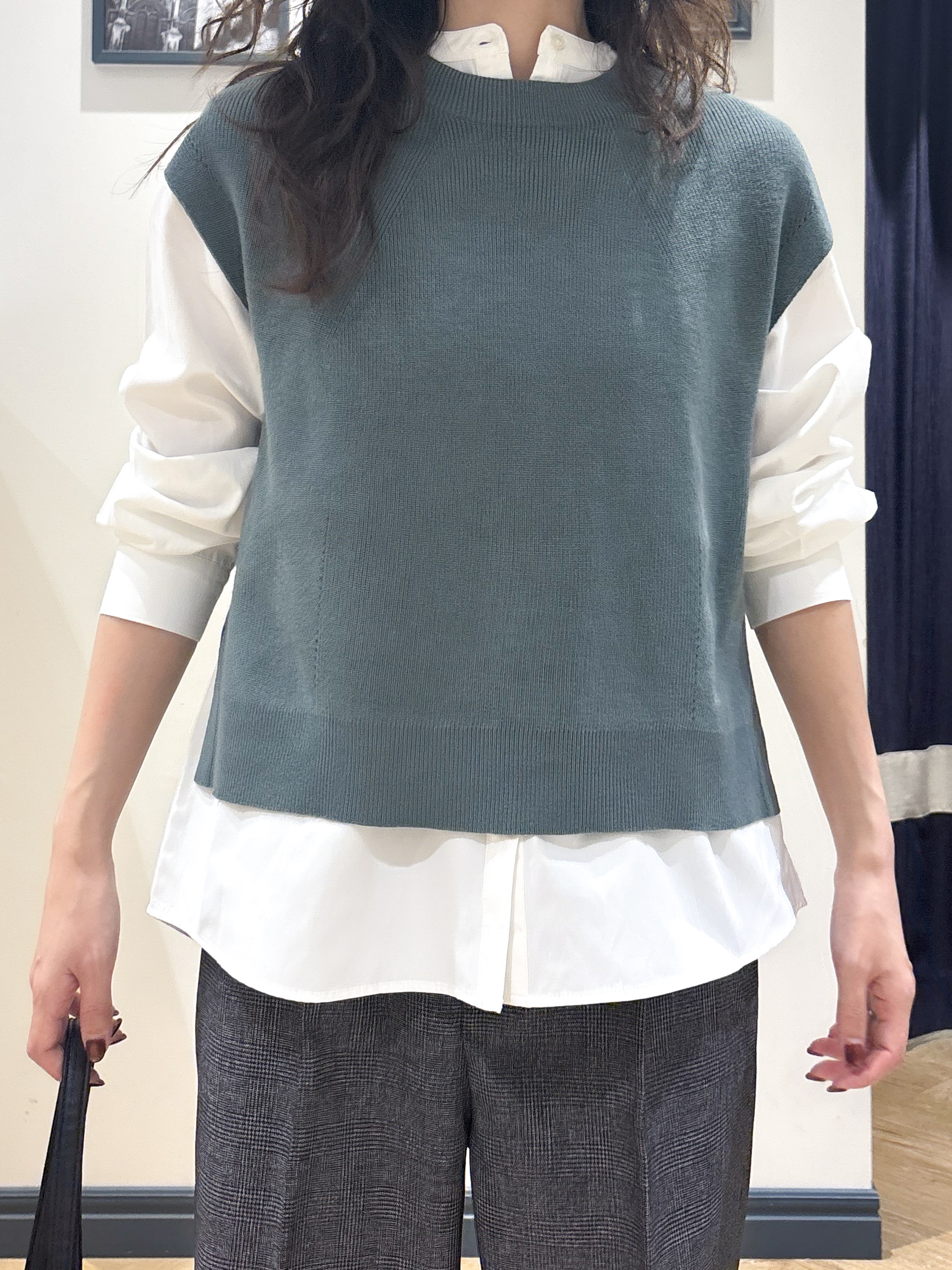 ayakaさんの「grove｜【2点セット/時短・着回し】着るだけでコーデが完成 ニットベスト&times;シャツ」を使ったコーディネート